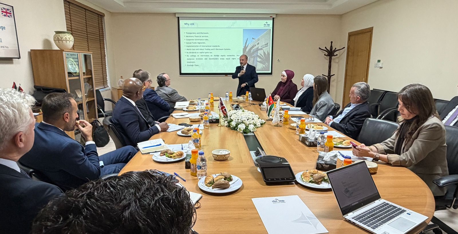 بورصة عمان تبحث ونظيرتها البريطانية التعاون 