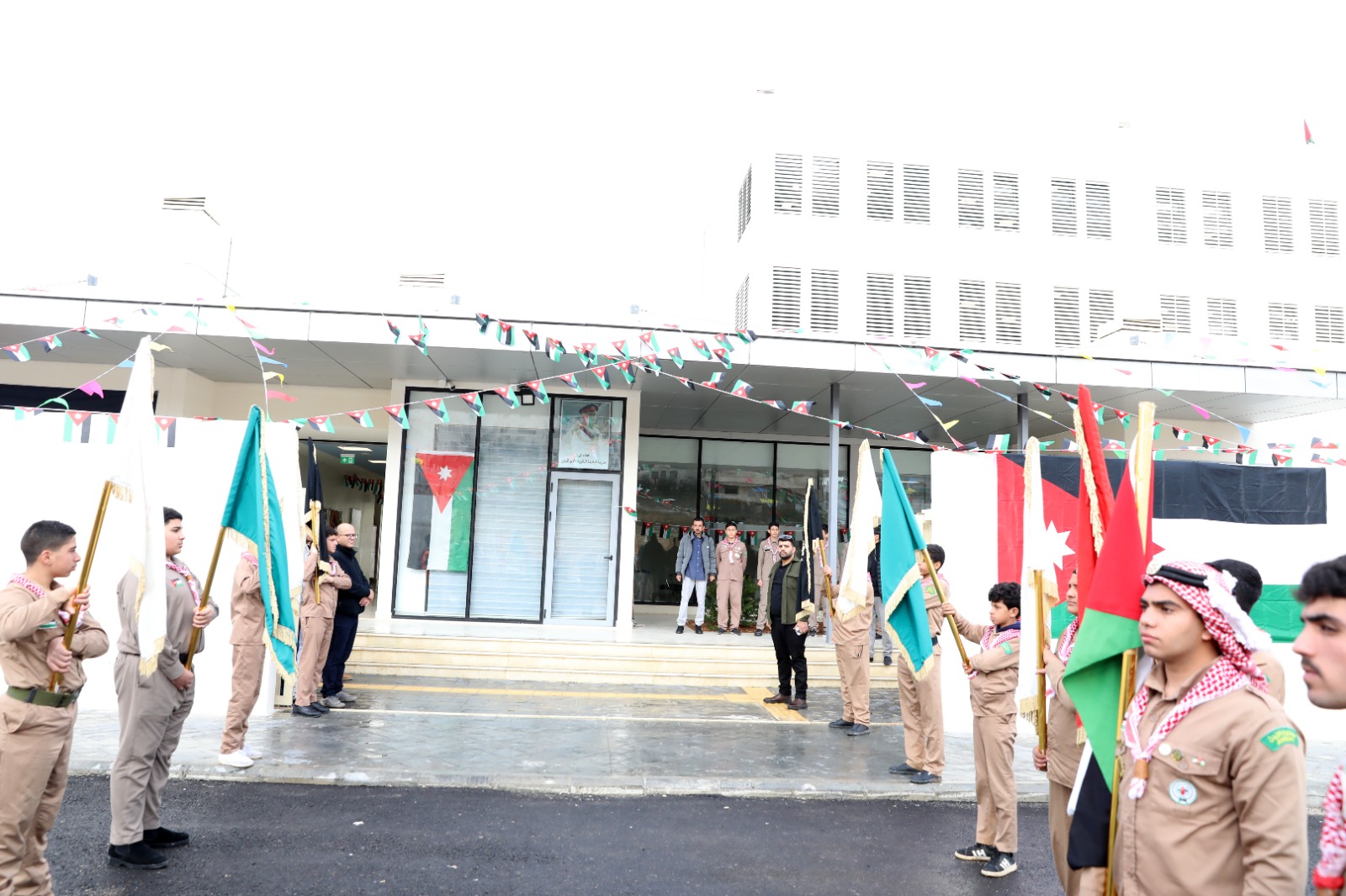 مندوبا عن الملك.. العيسوي يفتتح مدرستي حي المطار واليادودة النموذجيتين 