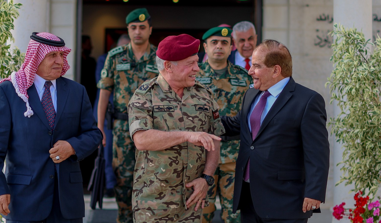 الملك يلتقي رفاق سلاح خدموا معه في القوات الخاصة