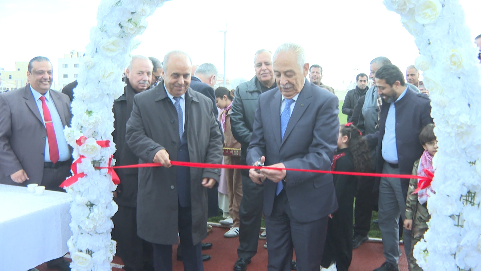 مندوبا عن الملك.. العيسوي يفتتح مدرستي حي المطار واليادودة النموذجيتين 