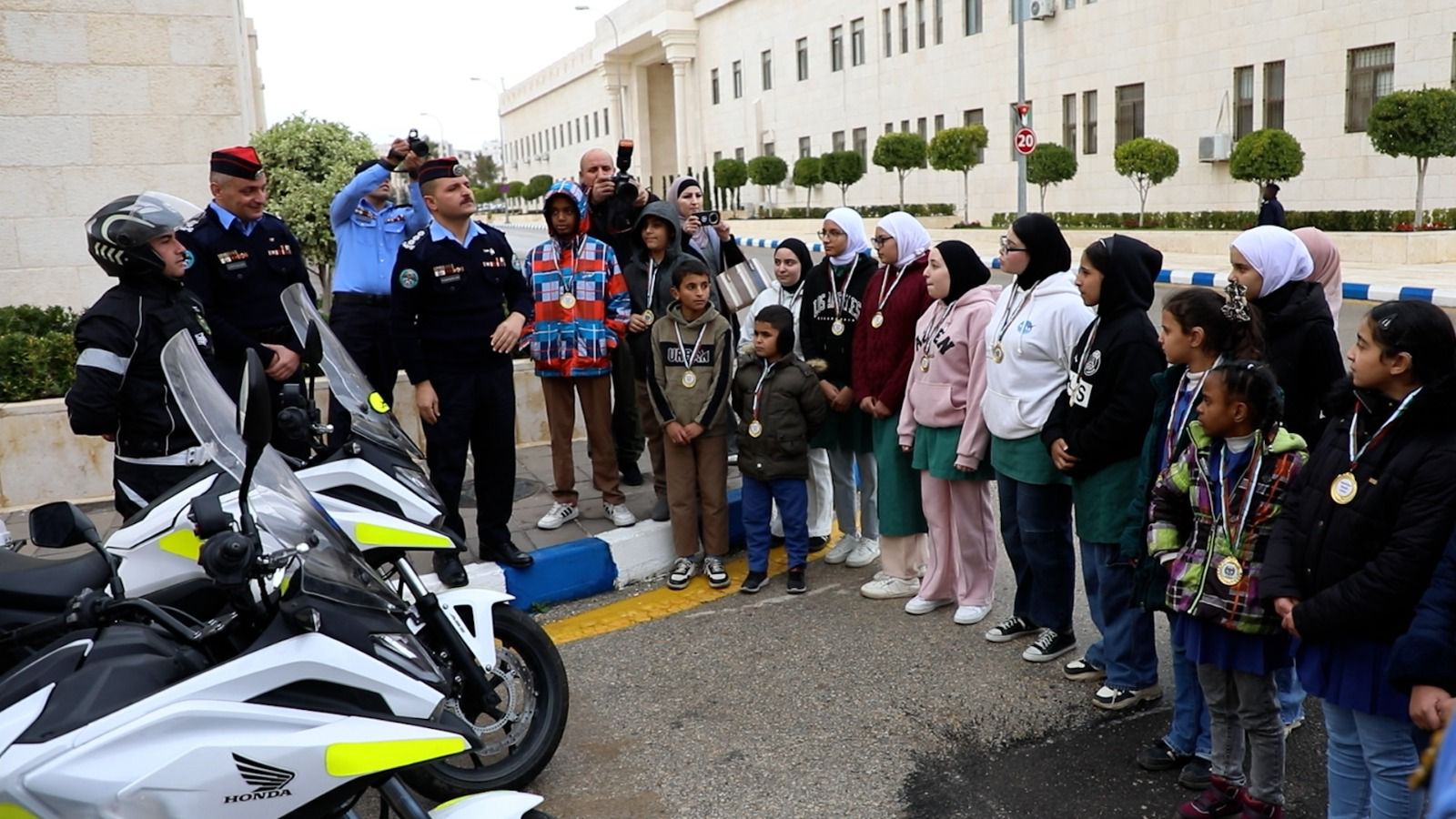 المعايطة يرعى تخريج دورة أصدقاء الأمن العام الأولى للطلاب الصم والبكم