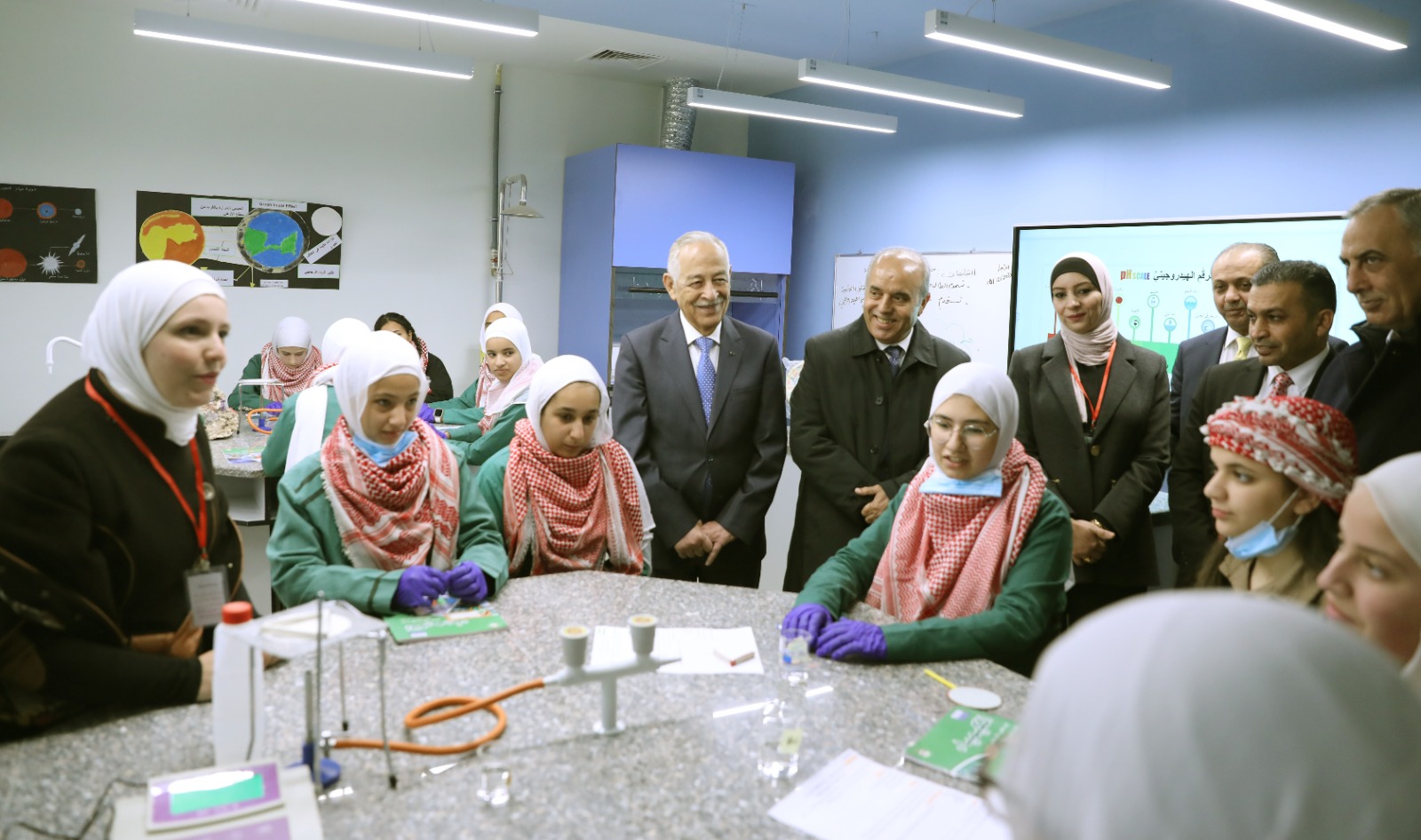 مندوبا عن الملك.. العيسوي يفتتح مدرستي حي المطار واليادودة النموذجيتين 