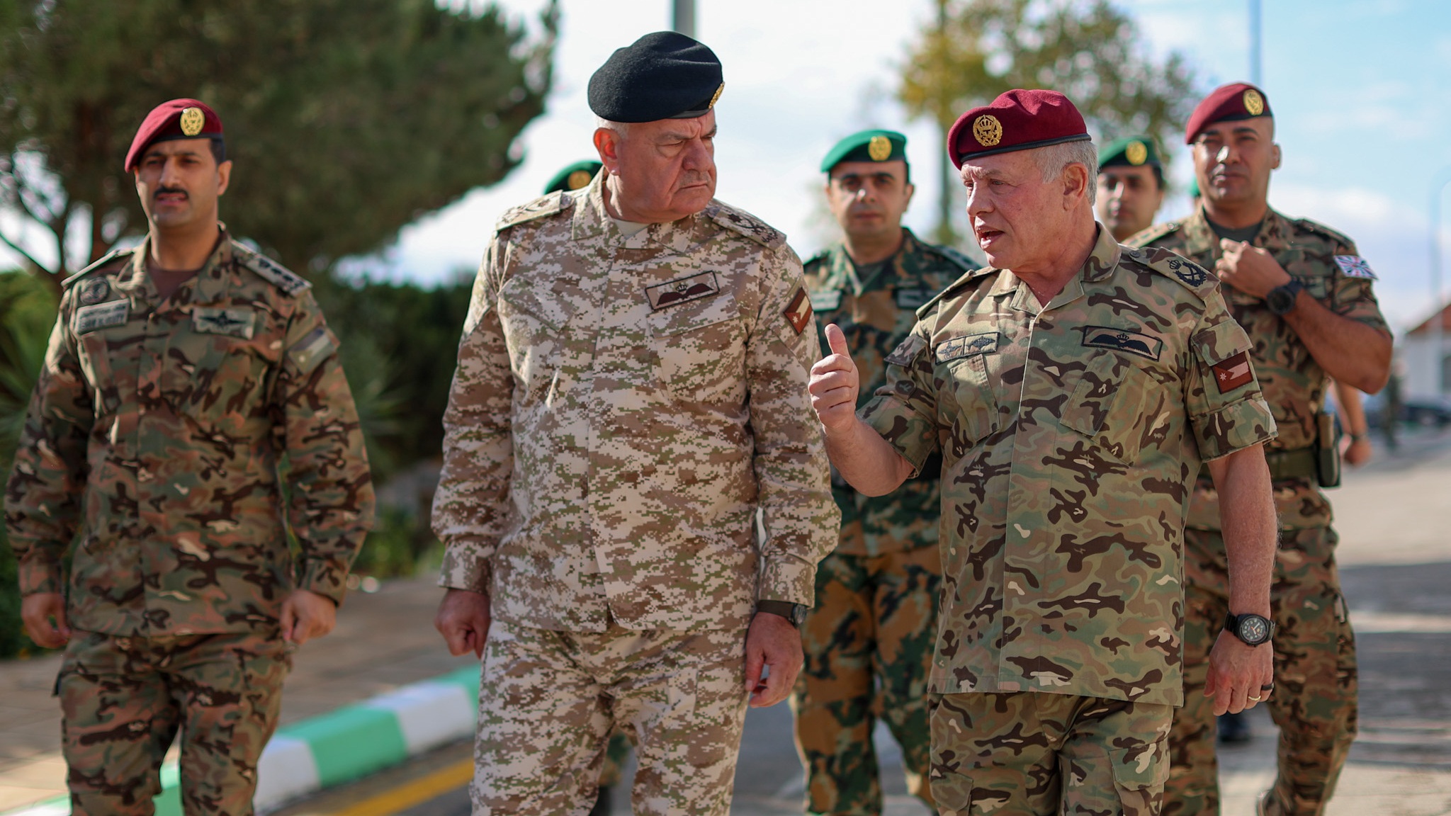 الملك يلتقي رفاق سلاح خدموا معه في القوات الخاصة