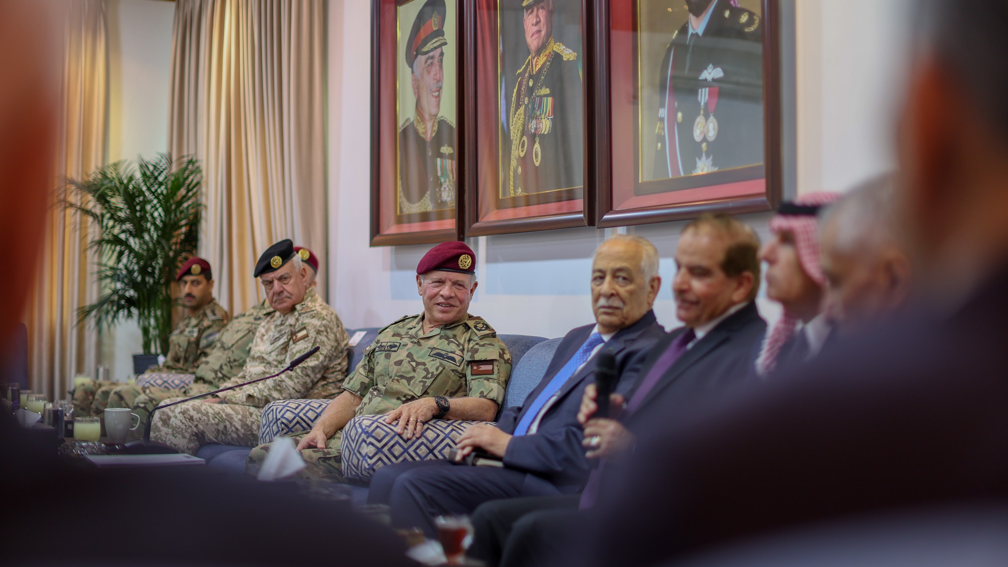 الملك يلتقي رفاق سلاح خدموا معه في القوات الخاصة