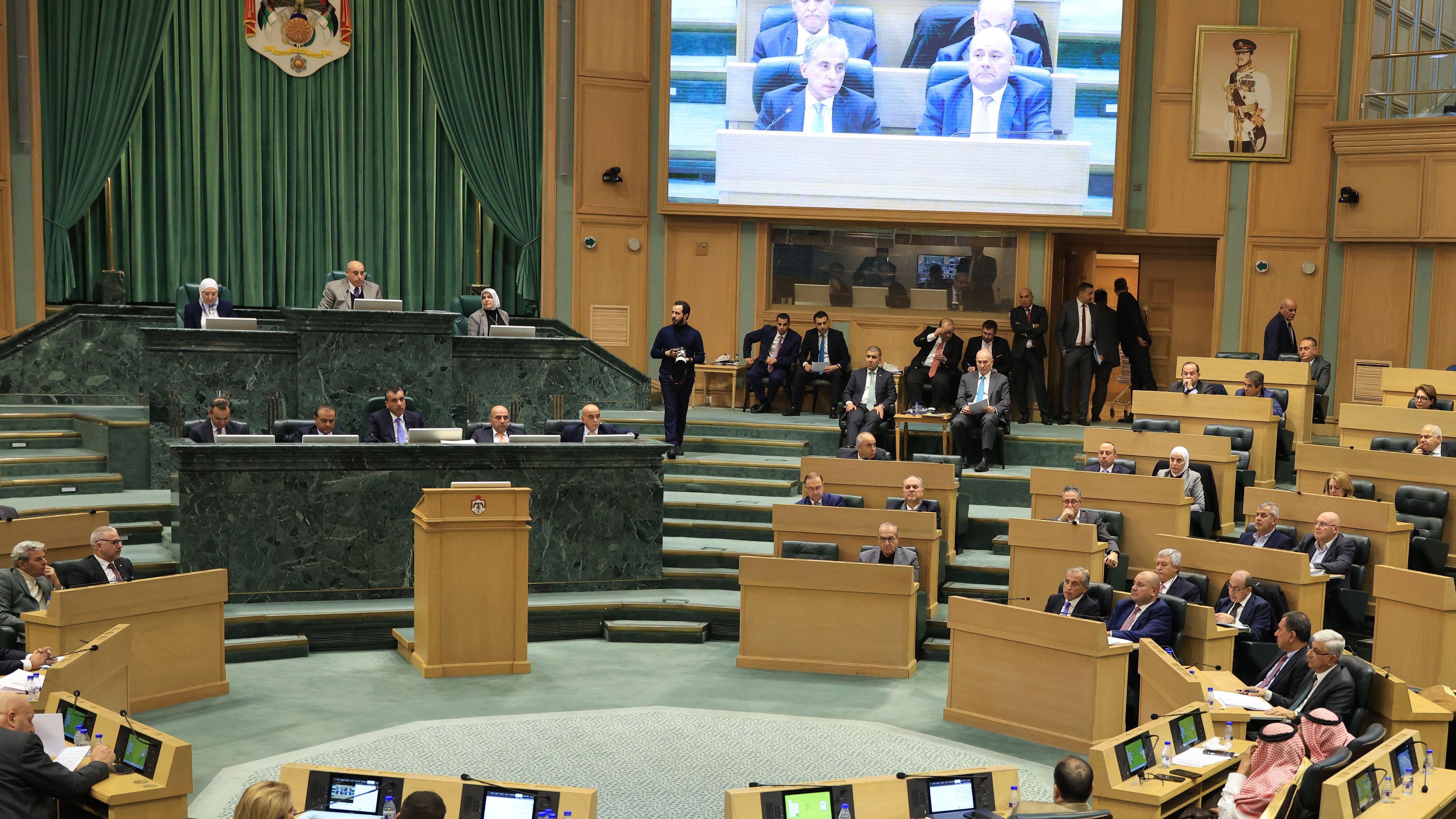 رئيس الوزراء يؤكّد التزام الحكومة بالعمل مع مجلس النوَّاب في جميع مراحل تنفيذ الموازنة واستمرارها في نهجها القائم على الشفافيَّة والتَّعاون والانفتاح على جميع الآراء والمقترحات