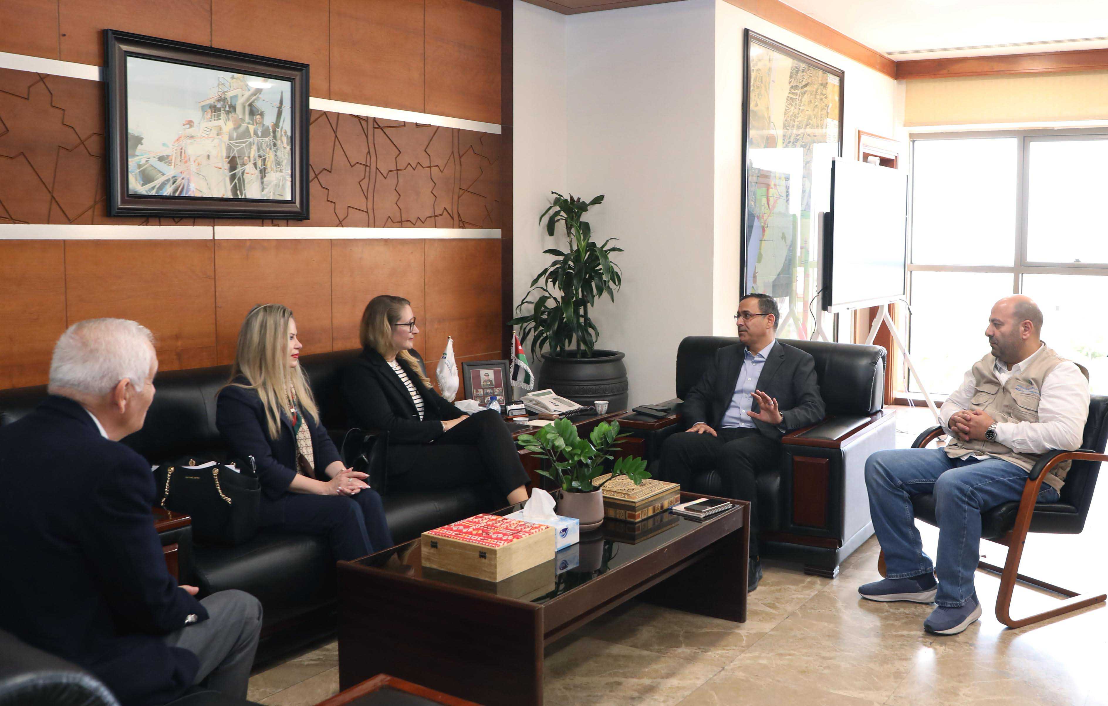 العقبة الخاصة والسفارة التشيكية يناقشان فرص التعاون البيئي والاستثماري