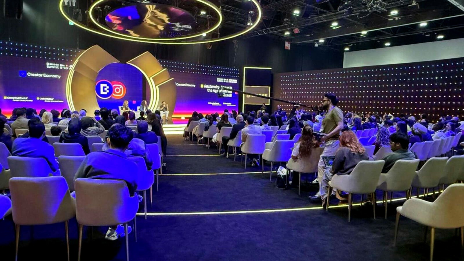 أمين عام وزارة الاتصال الحكومي يعقد لقاءات ثنائية في قمة بريدج 2025