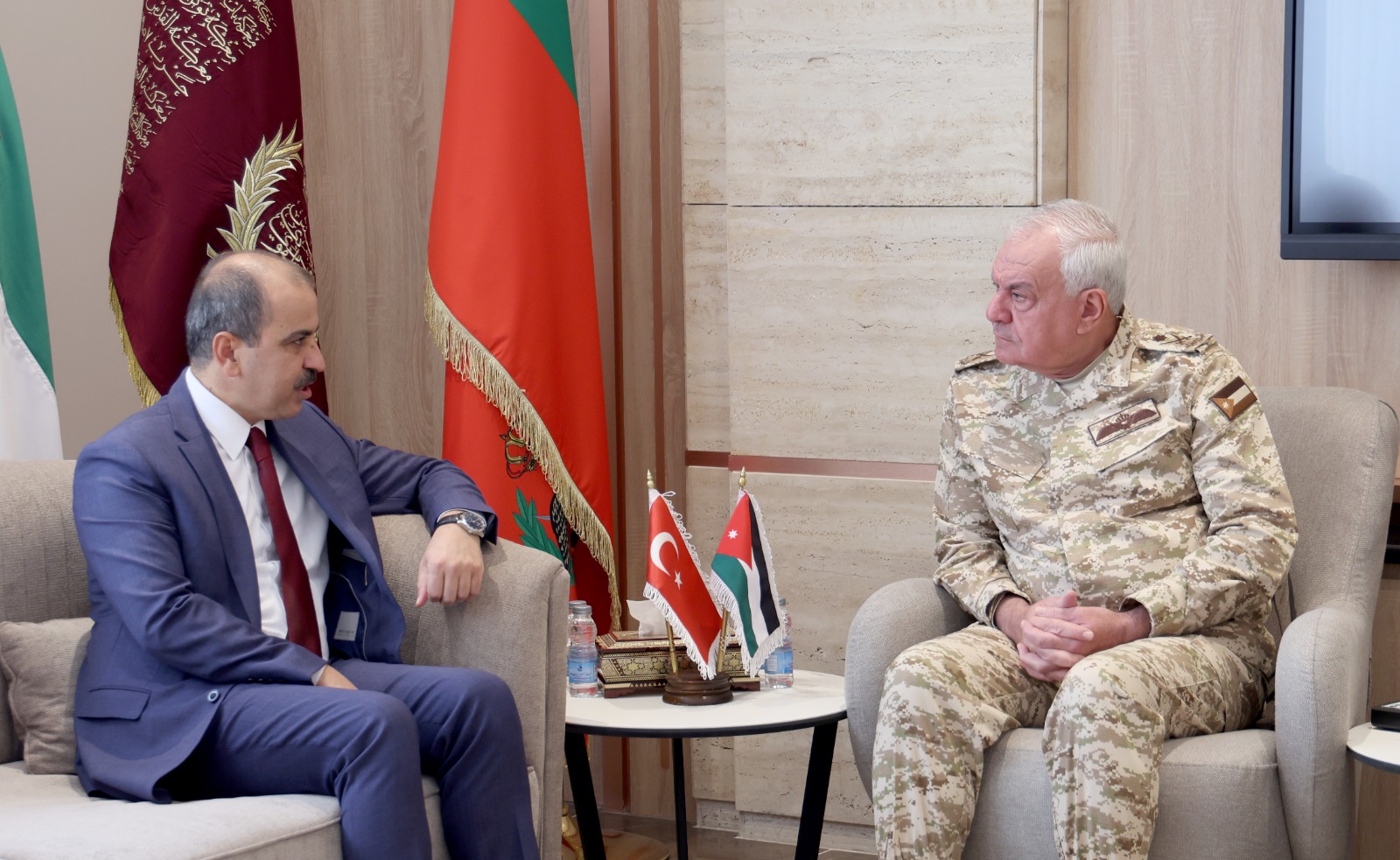 رئيس هيئة الأركان يستقبل السفير التركي في عمان