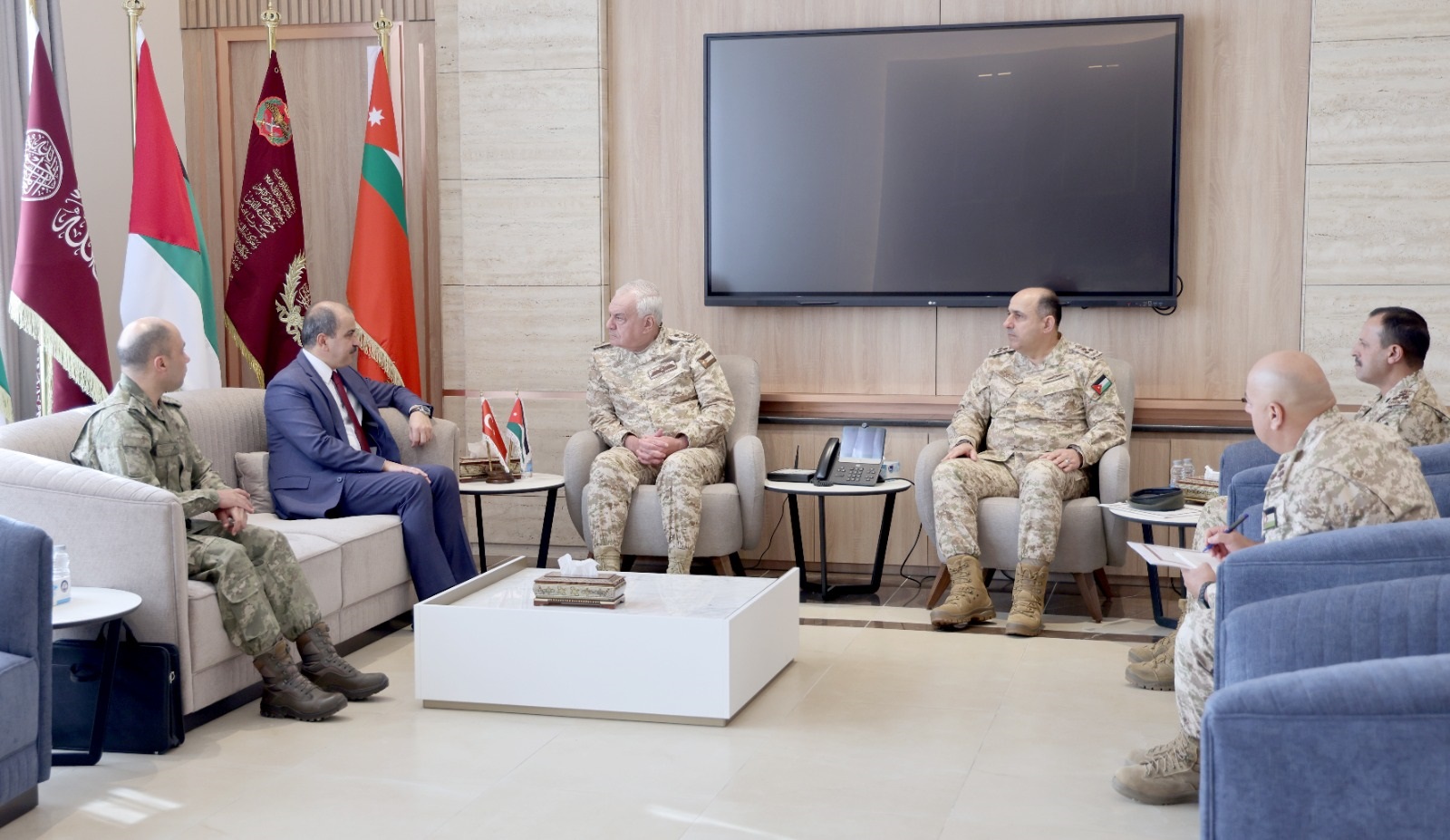 رئيس هيئة الأركان يستقبل السفير التركي في عمان