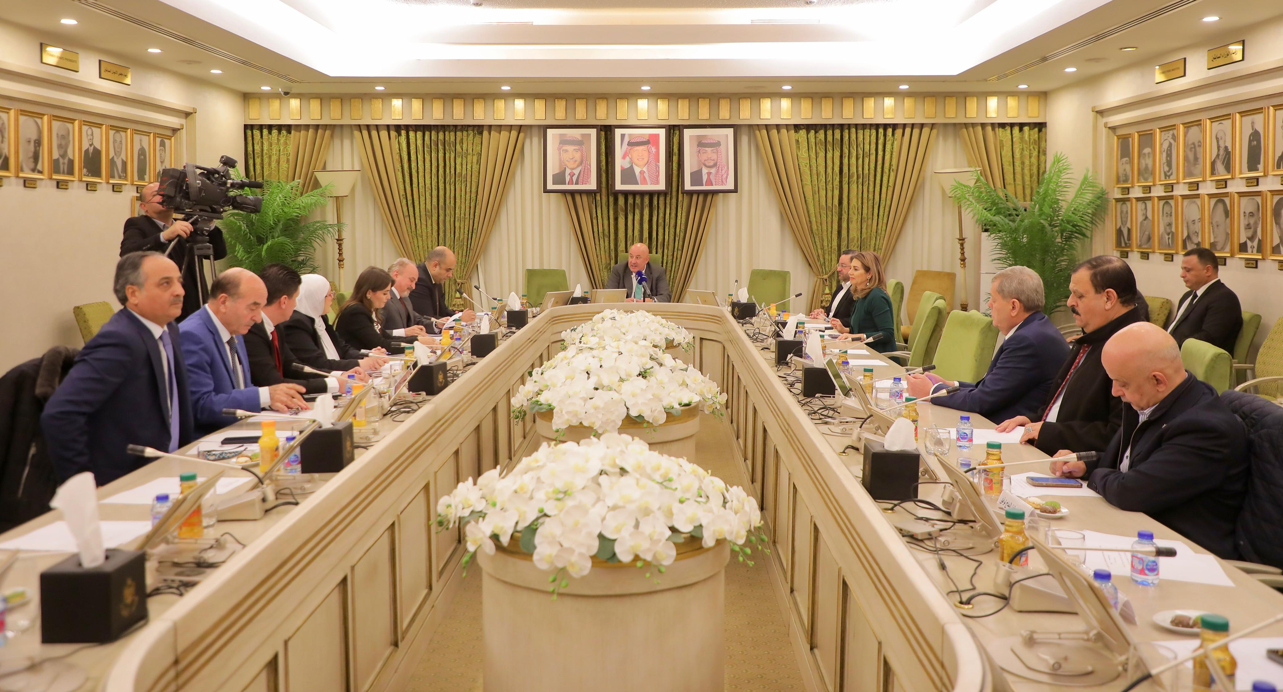 مالية الأعيان تبحث سياسات البنك المركزي وسوق رأس المال وموازنة الداخلية 