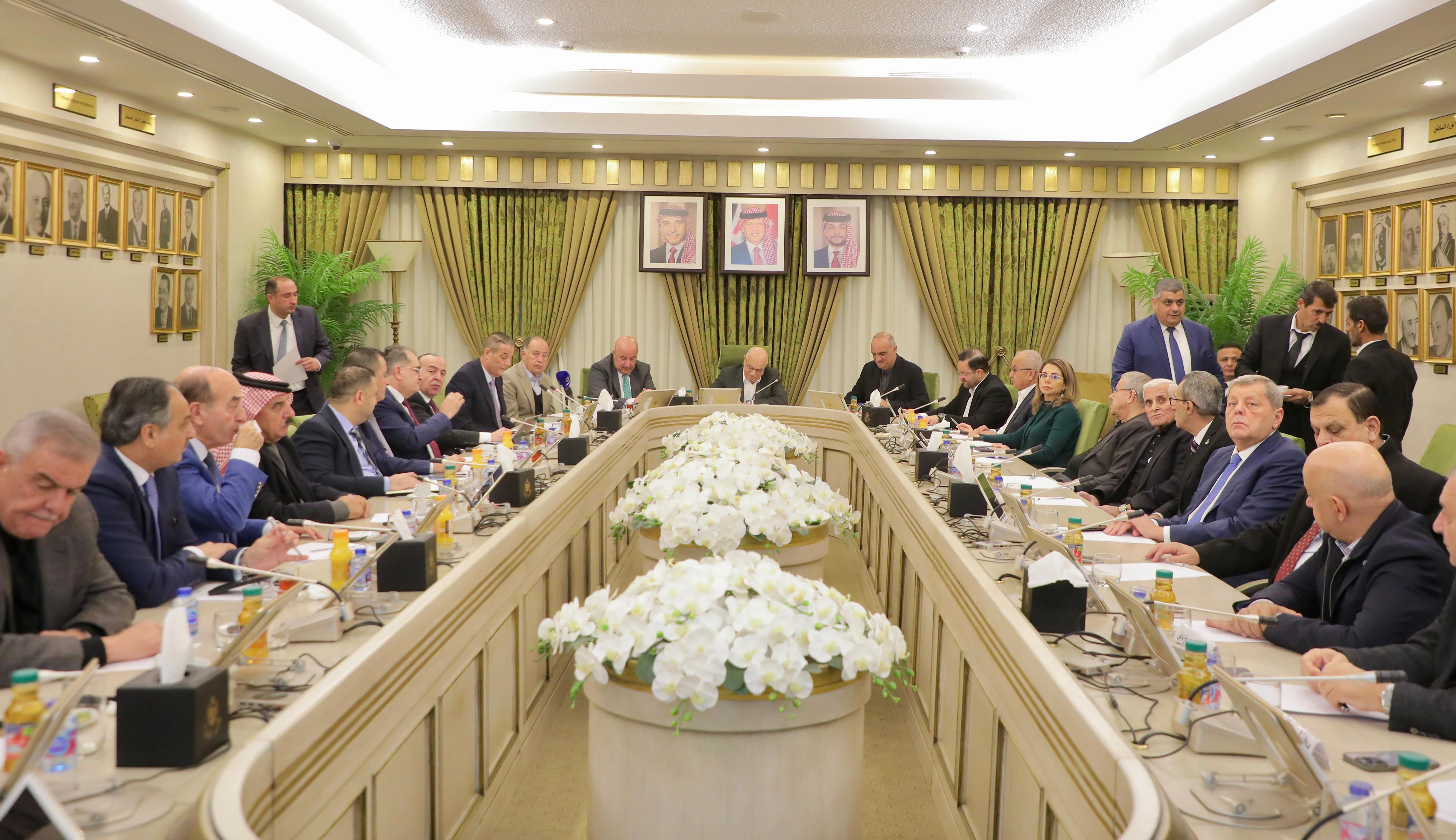 مالية الأعيان تبحث سياسات البنك المركزي وسوق رأس المال وموازنة الداخلية 