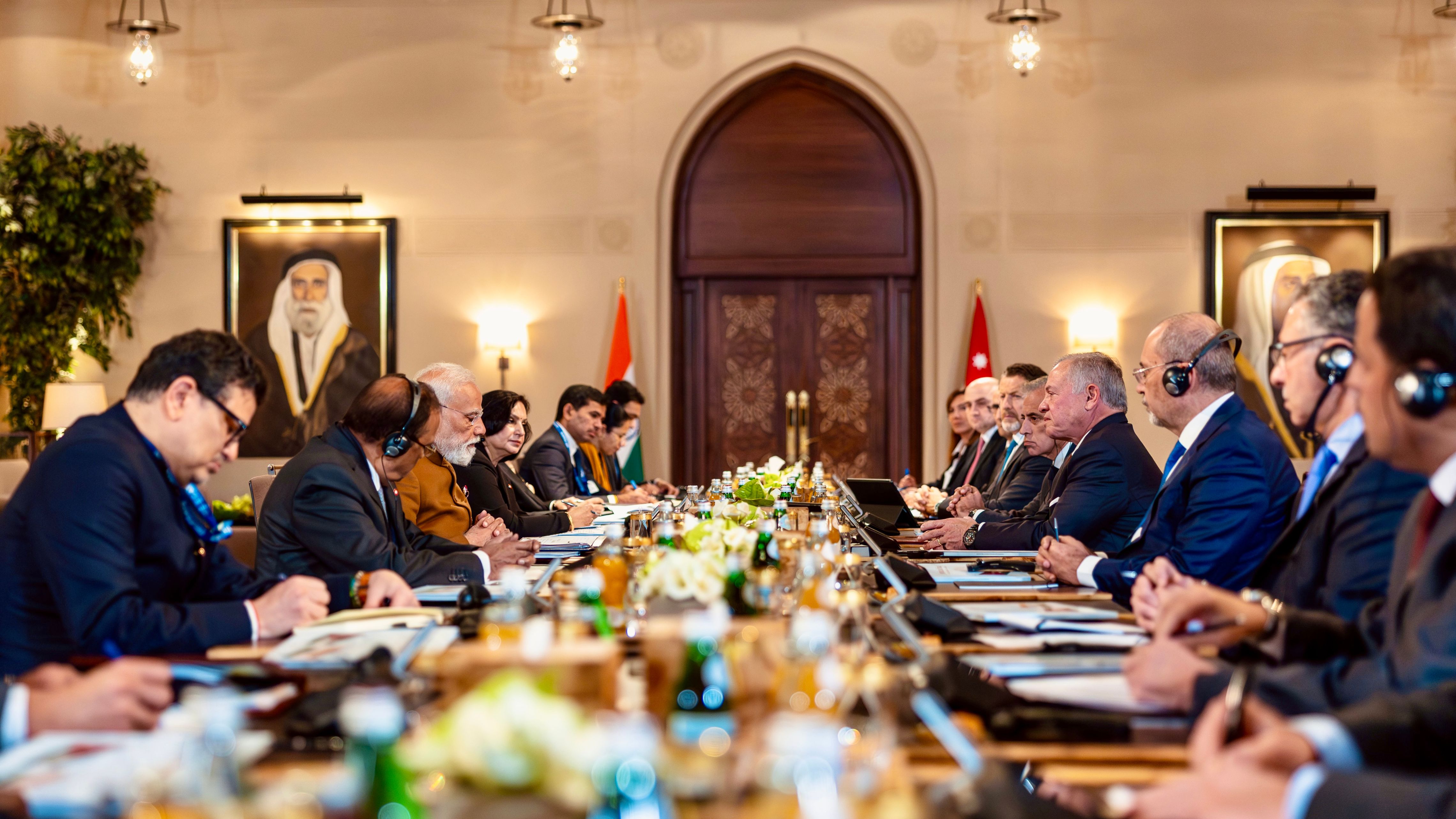 الملك يعقد مباحثات مع رئيس الوزراء الهندي في قصر الحسينية