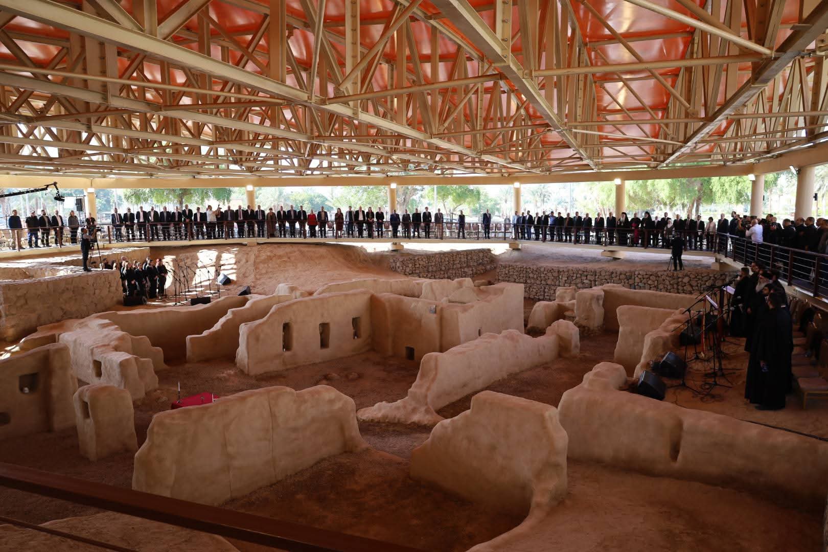 مندوبا عن الملك.. وزير السياحة يرعى افتتاح كنيسة العقبة الأثرية