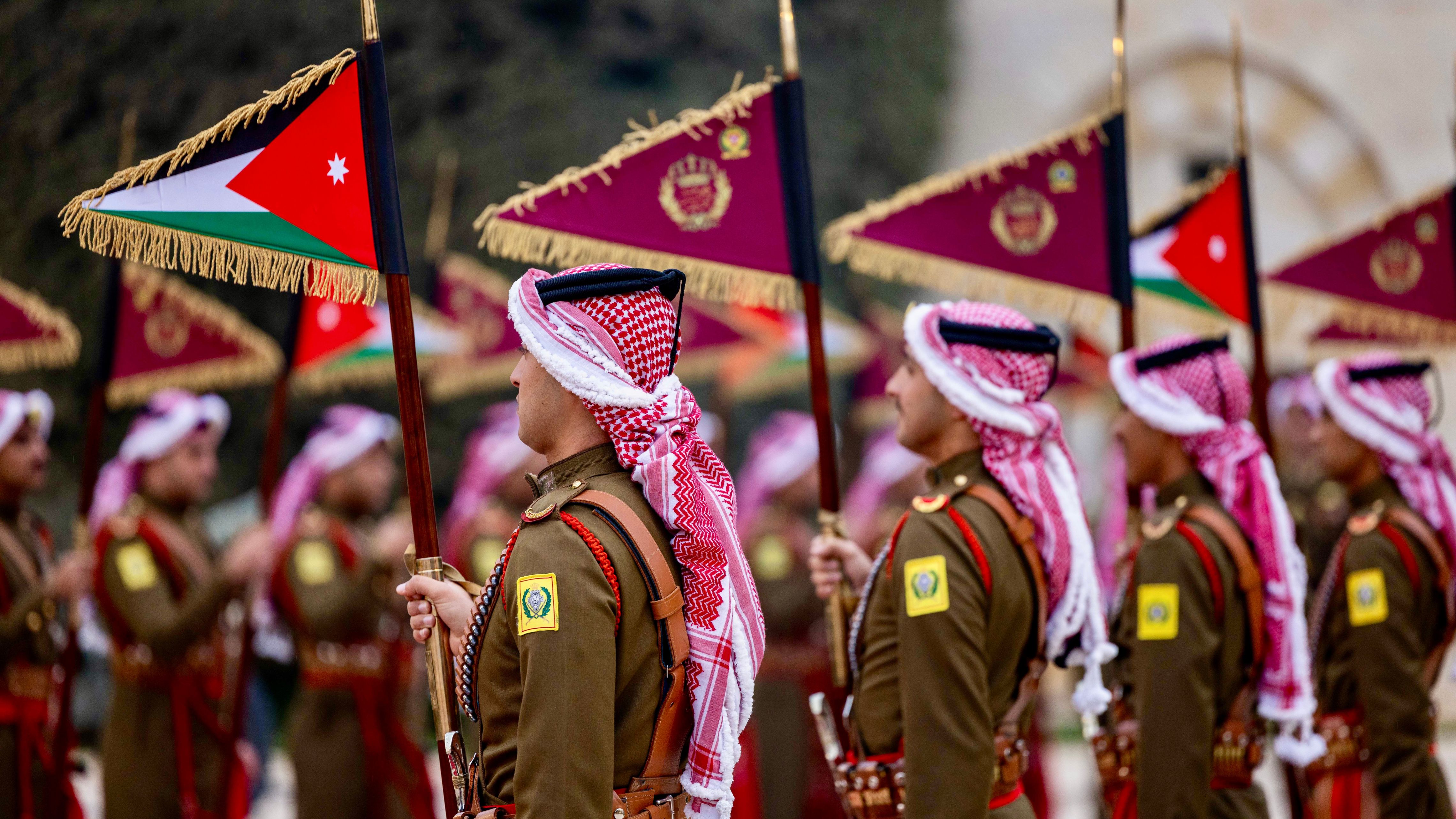 الملك يعقد مباحثات مع رئيس الوزراء الهندي في قصر الحسينية