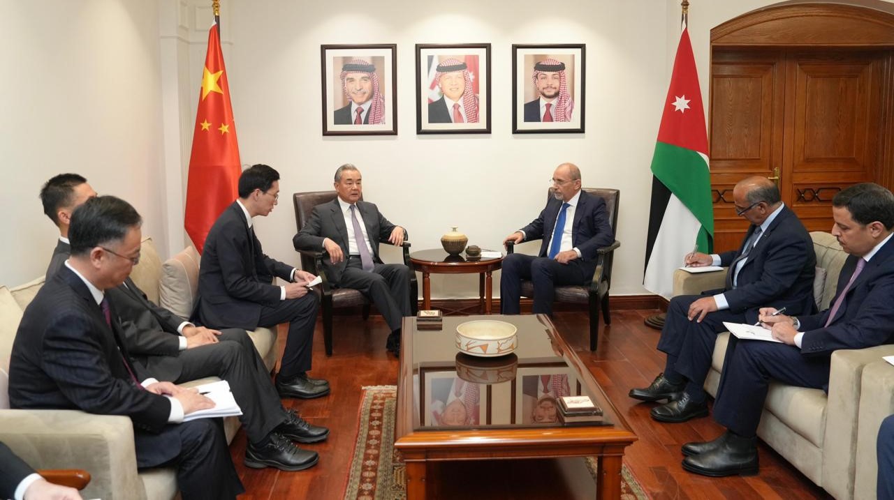 وزير الخارجية يبحث مع نظيره الصيني علاقات الشراكة الاستراتيجية 