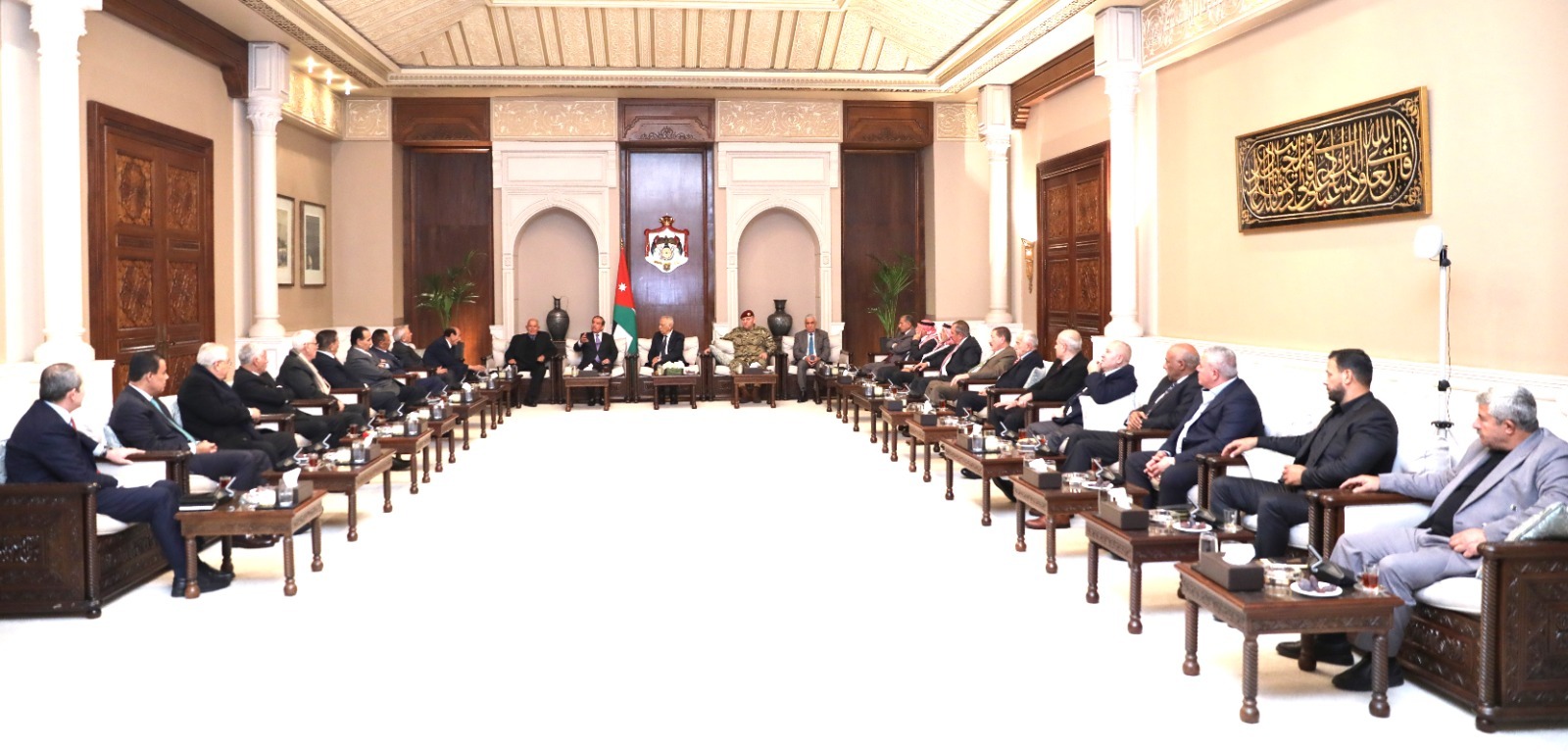 متابعة للقائهم مع الملك ... العيسوي يلتقي متقاعدين خدموا بمعية جلالته 