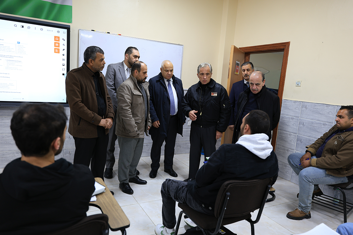 رئيس الوزراء يتفقَّد عدداً من المواقع في مناطق عين الباشا والبقعة وصافوط وأم الدنانير في محافظة البلقاء