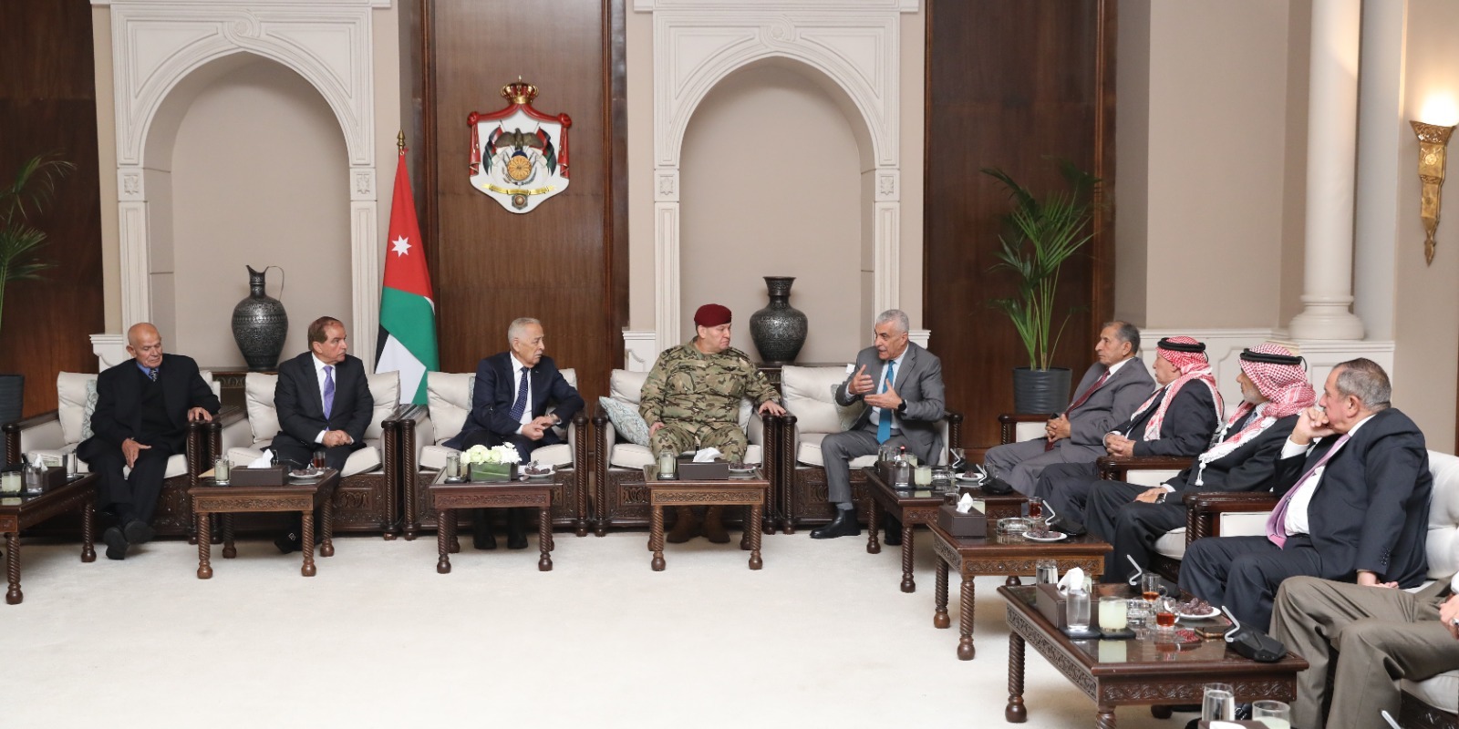 متابعة للقائهم مع الملك ... العيسوي يلتقي متقاعدين خدموا بمعية جلالته 