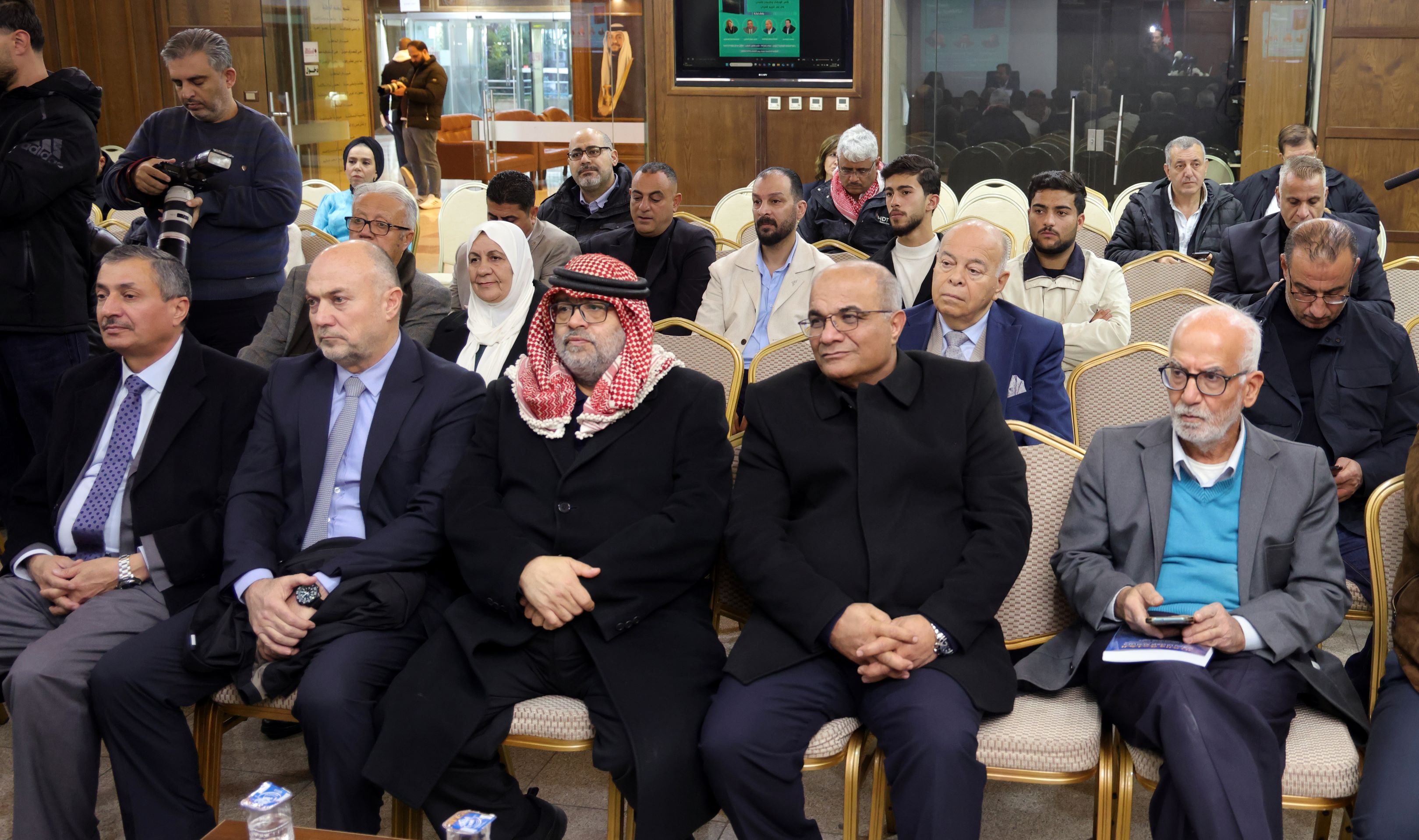 إشهار كتاب الكلمة والقرار.. حين اختار الأمن أن يُصغي للعقيد المتقاعد الخطيب