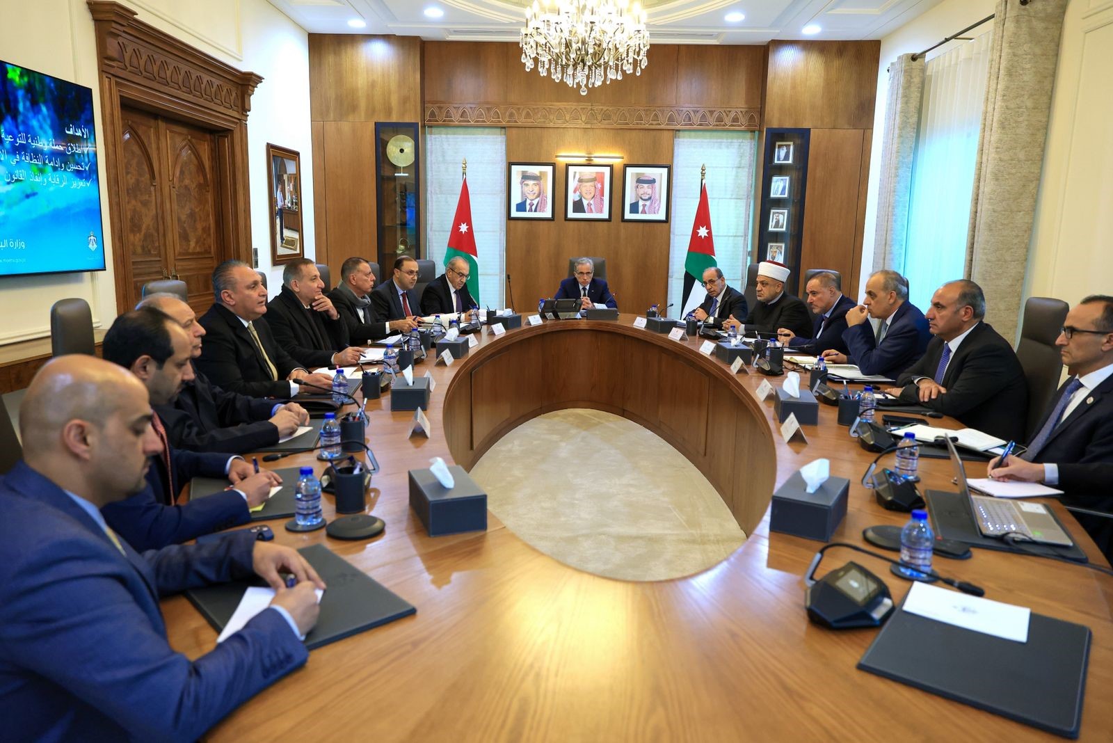 رئيس الوزراء يترأس الاجتماع الأول للجنة إعداد البرنامج التنفيذي للحدّ من الإلقاء العشوائي للنفايات