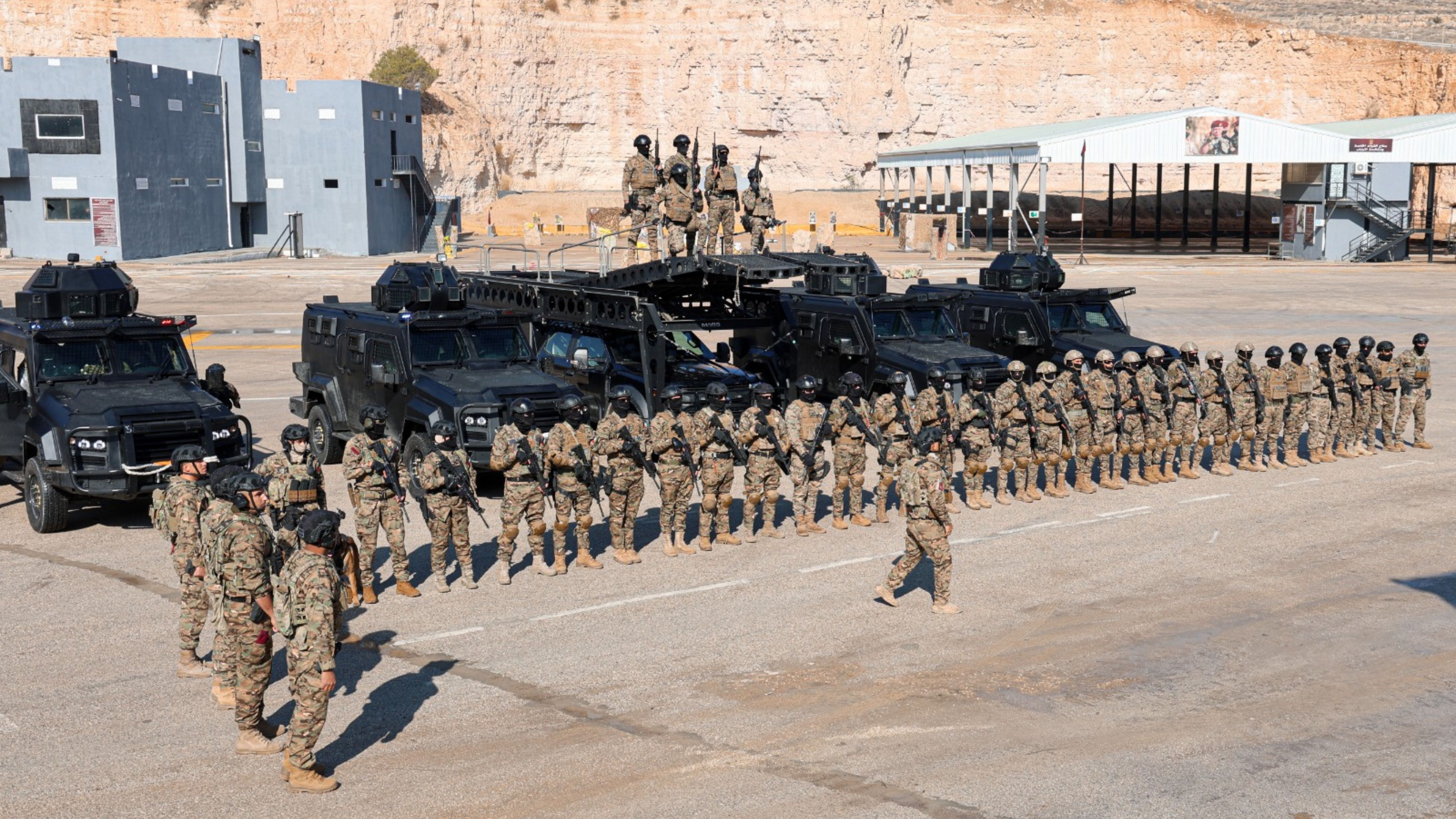  الحنيطي يرعى تخريج دورة مكافحة الإرهاب ويتابع تمريناً في القوات الخاصة