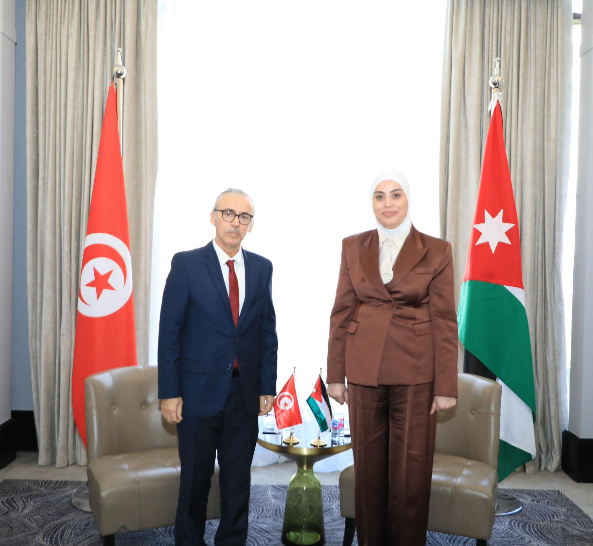 بني مصطفى تلتقي وزيري الشؤون الاجتماعية القطري والتونسي