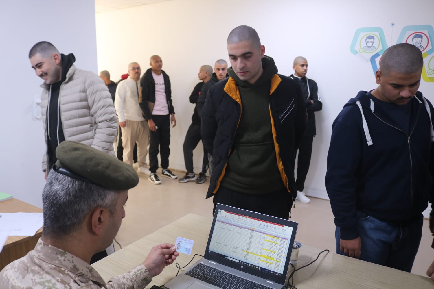 القوات المسلحة تبدأ بإجراء الفحوصات الطبية للمكلفين بخدمة العلم