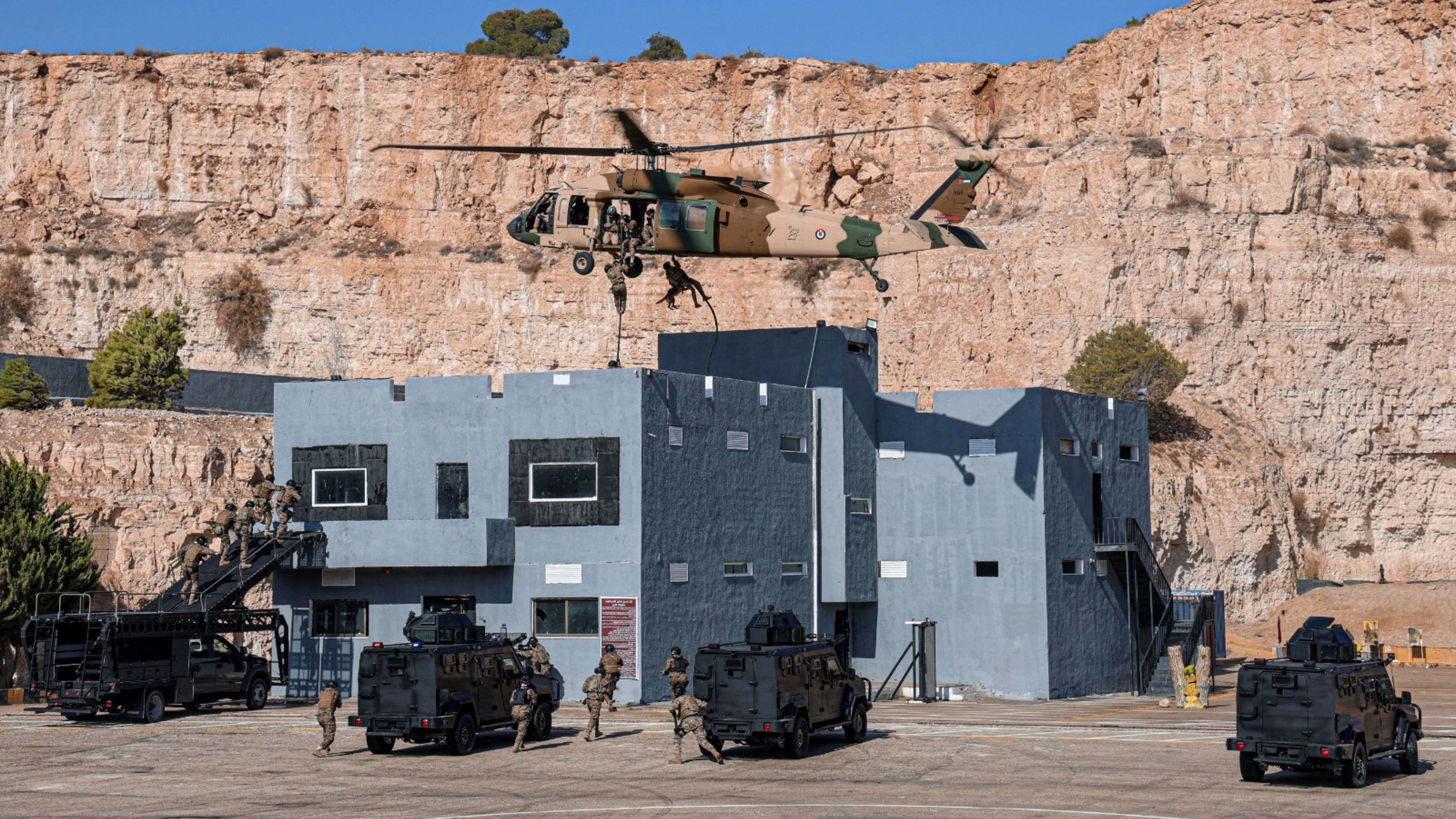  الحنيطي يرعى تخريج دورة مكافحة الإرهاب ويتابع تمريناً في القوات الخاصة