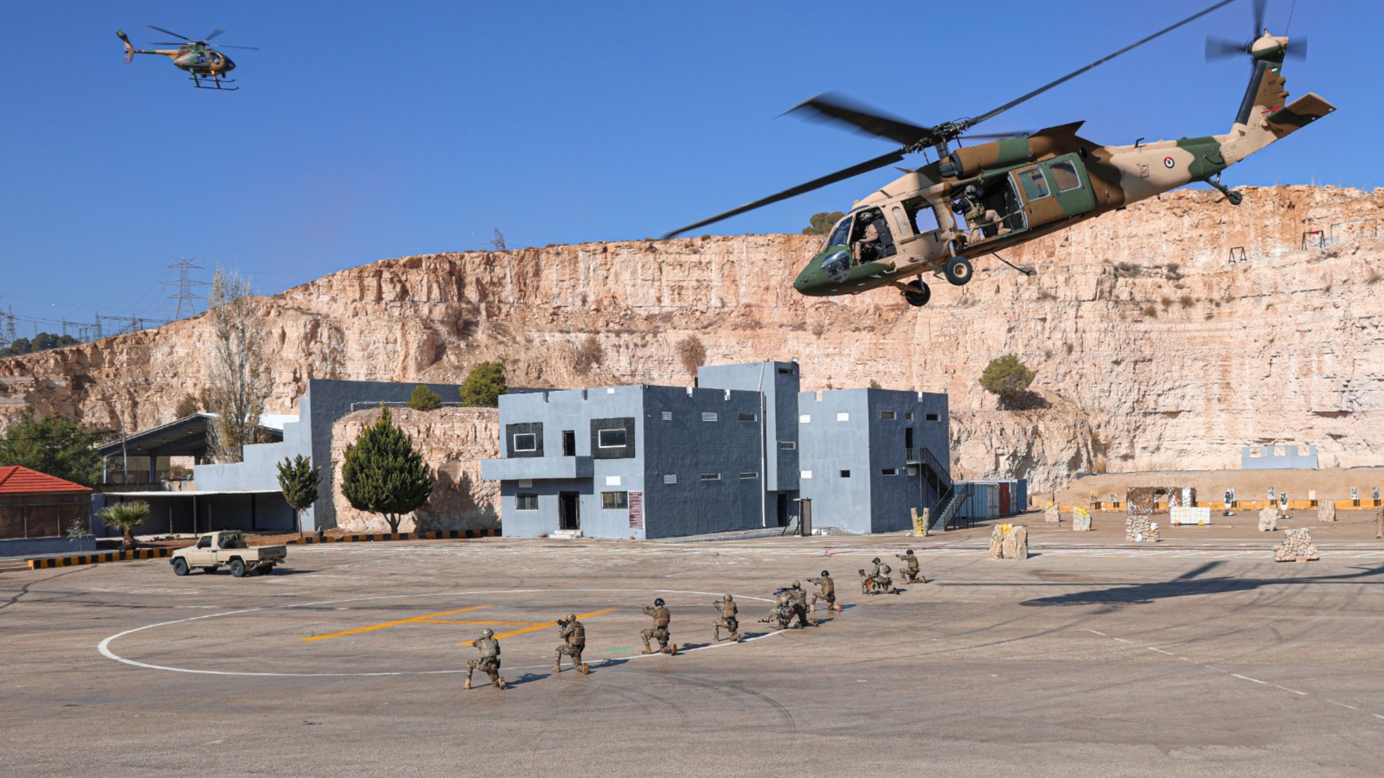  الحنيطي يرعى تخريج دورة مكافحة الإرهاب ويتابع تمريناً في القوات الخاصة