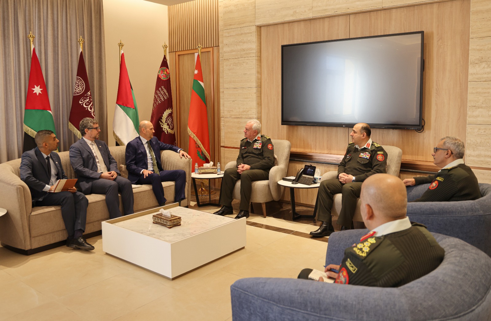 رئيس هيئة الأركان يستقبل رئيس بعثة اللجنة الدولية للصليب الأحمر في الأردن
