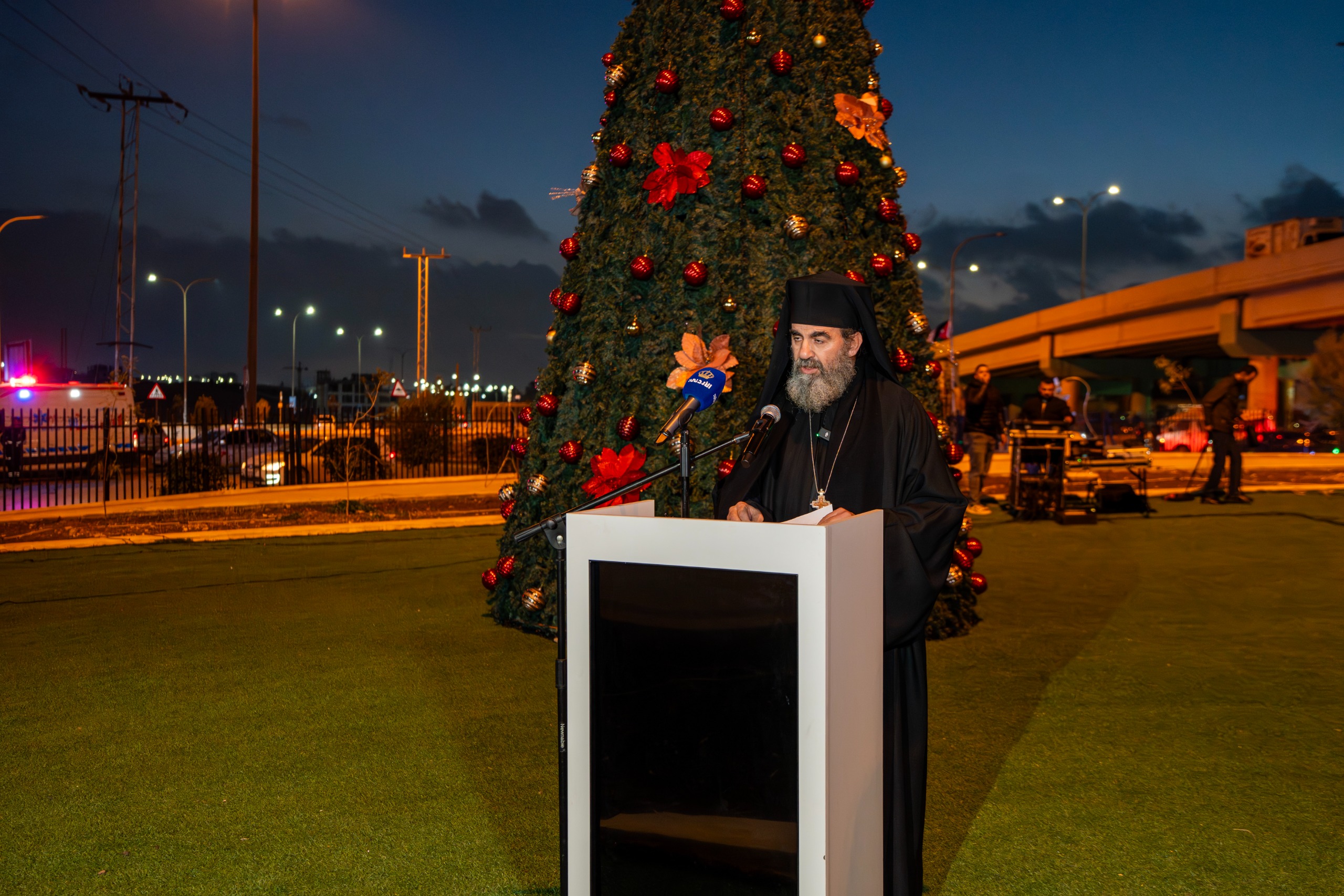 إضاءة شجرة عيد الميلاد في محافظة الزرقاء
