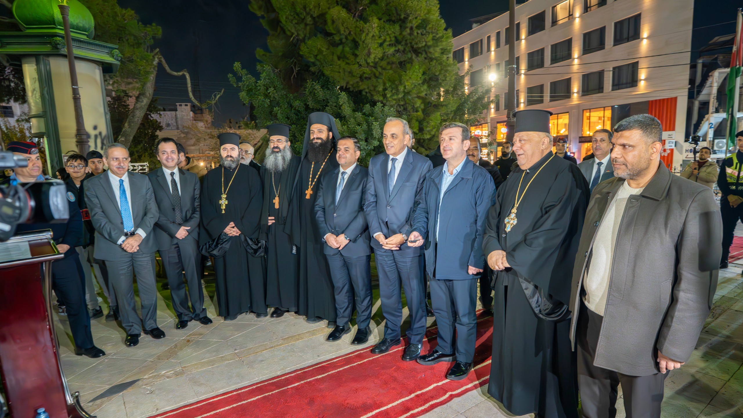 رئيس لجنة السياحة النيابية يضيء شجرة عيد الميلاد في دوار باريس بعمان