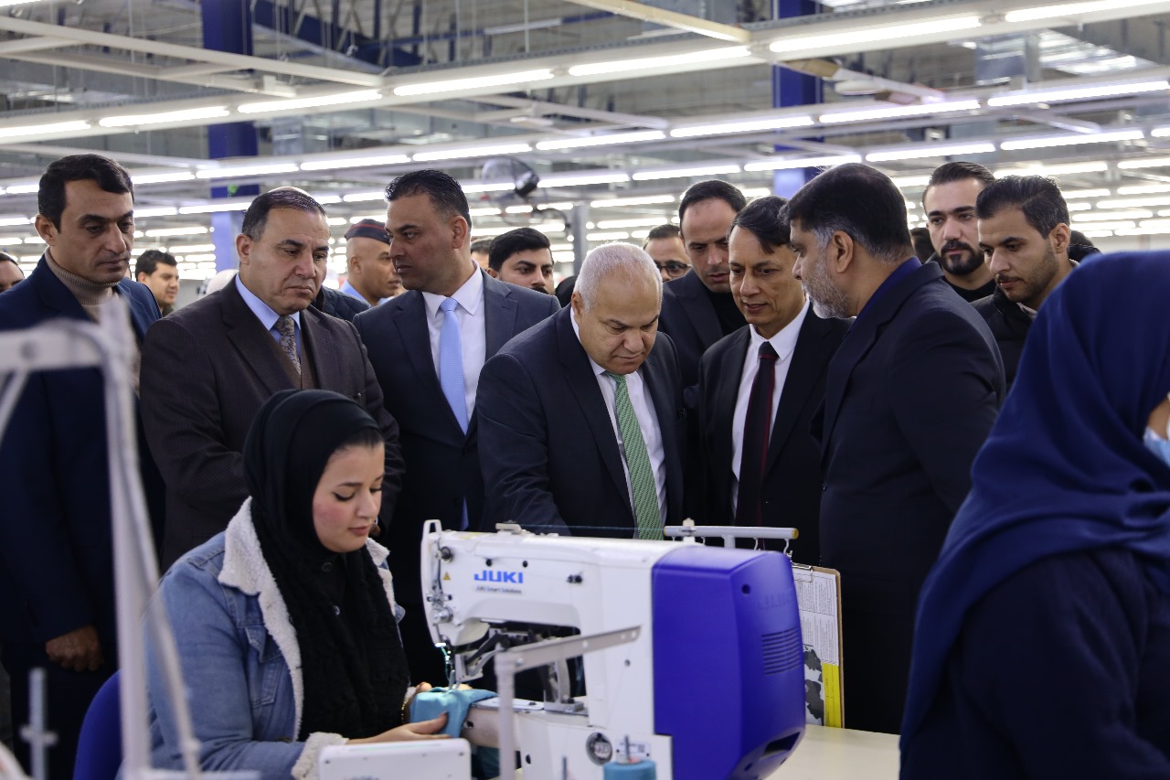 وزير العمل يفتتح توسعة لمصنع في الظليل