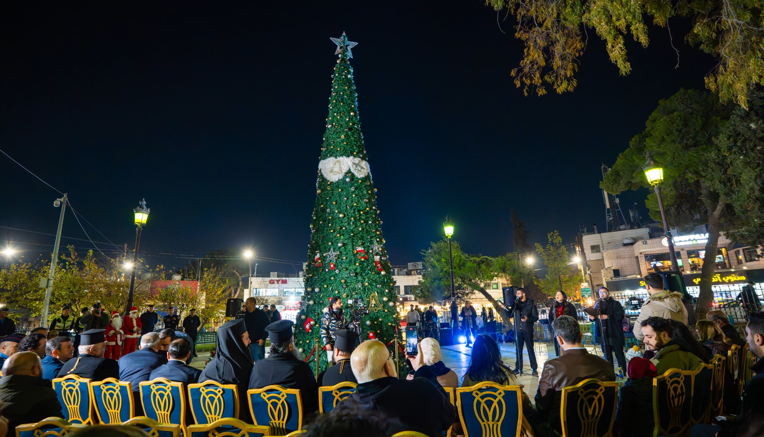 رئيس لجنة السياحة النيابية يضيء شجرة عيد الميلاد في دوار باريس بعمان