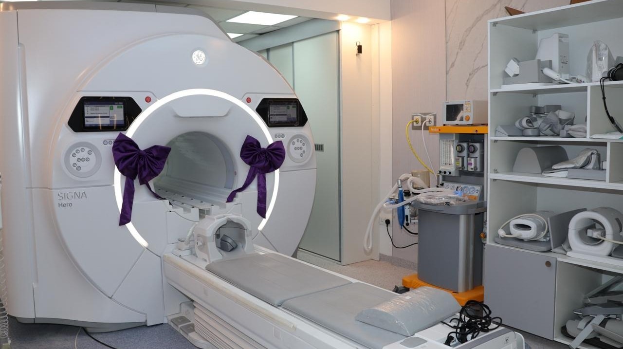 إدخال جهاز تصوير رنين مغناطيسي مدعوم بالذكاء الاصطناعي في الخدمات الطبية
