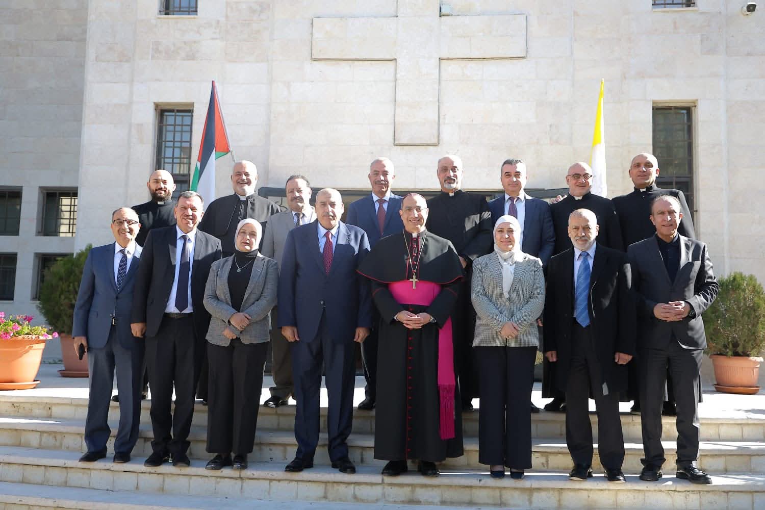 القاضي يقدم التهاني للمسيحيين في البطريركية اللاتينية ومطرانية الروم الأرثوذكس والكاثوليك