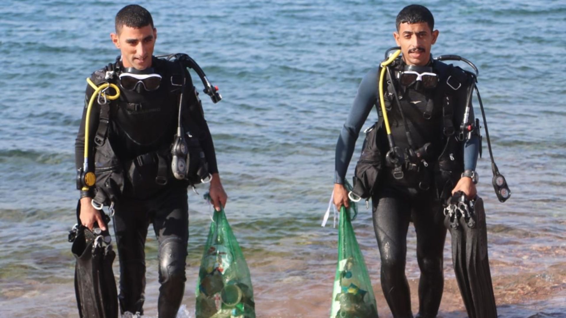 حملة لتنظيف جوف البحر بمحمية العقبة البحرية