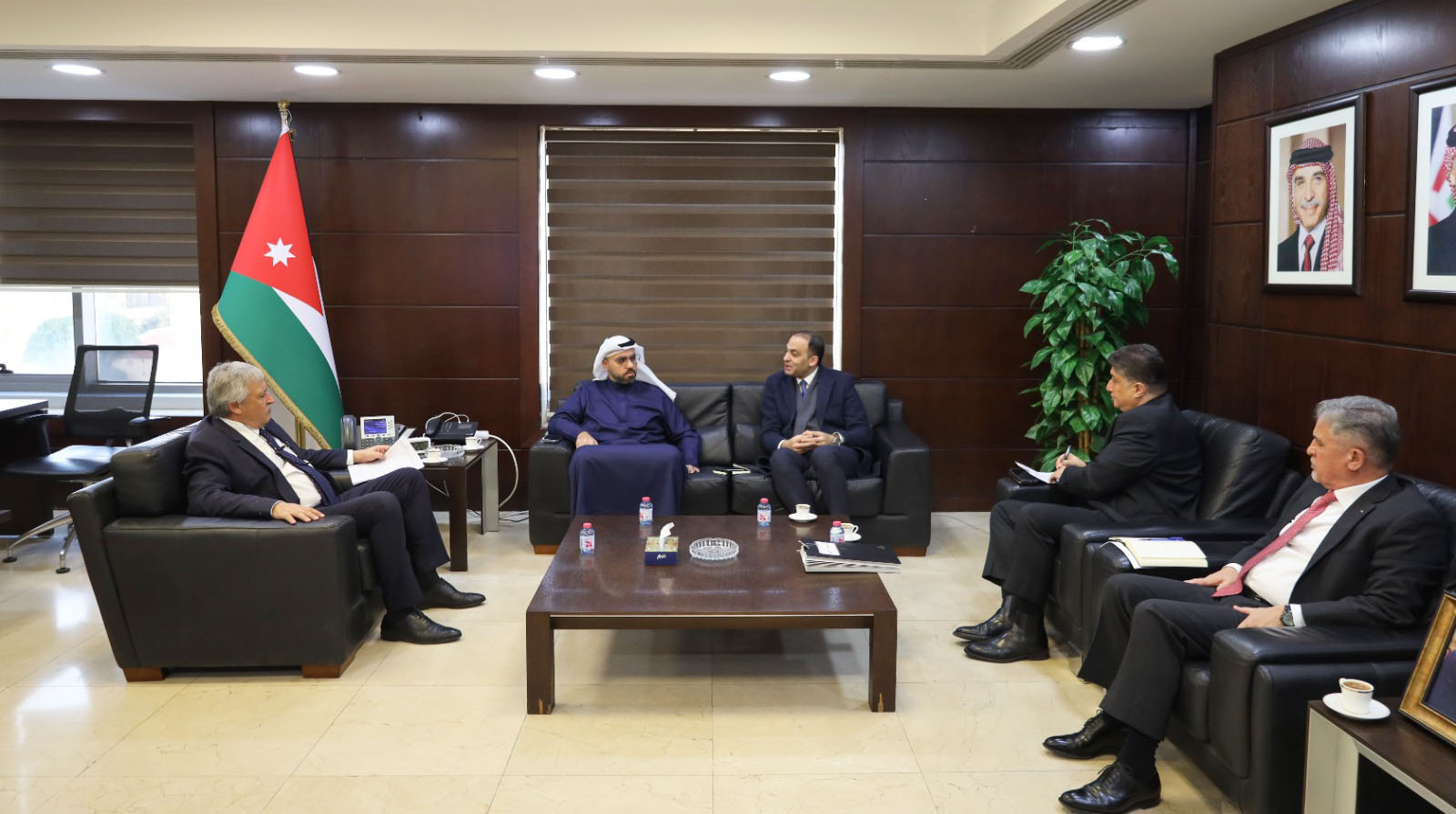 وزير النقل يبحث مع طيران الإمارات التعاون في النقل الجوي