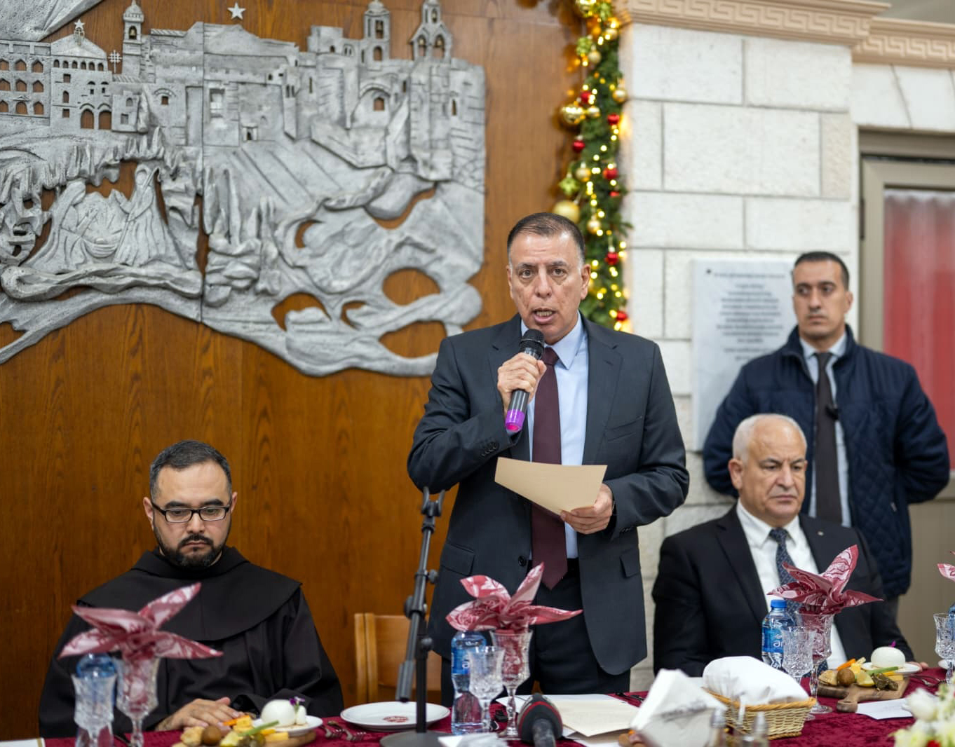 مندوبا عن الملك، وزير الداخلية يشارك بقداس منتصف الليل في كنيسة المهد ببيت لحم