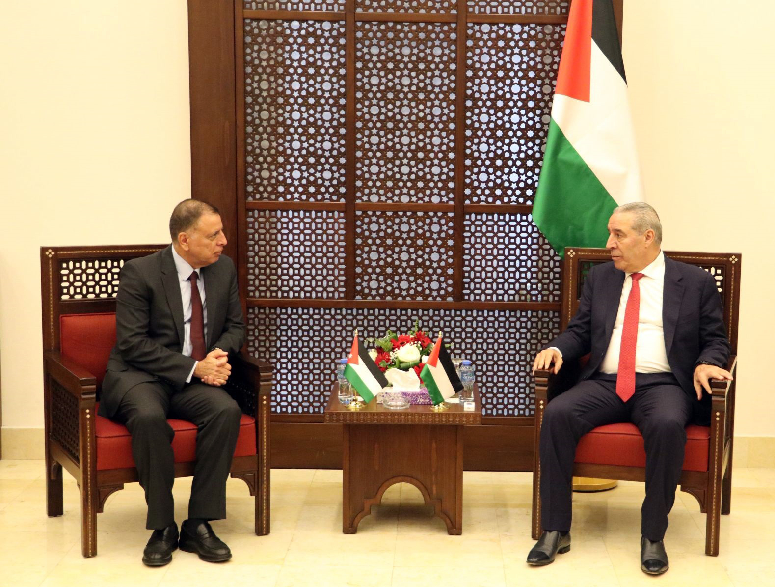 مندوبا عن الملك، وزير الداخلية يشارك بقداس منتصف الليل في كنيسة المهد ببيت لحم