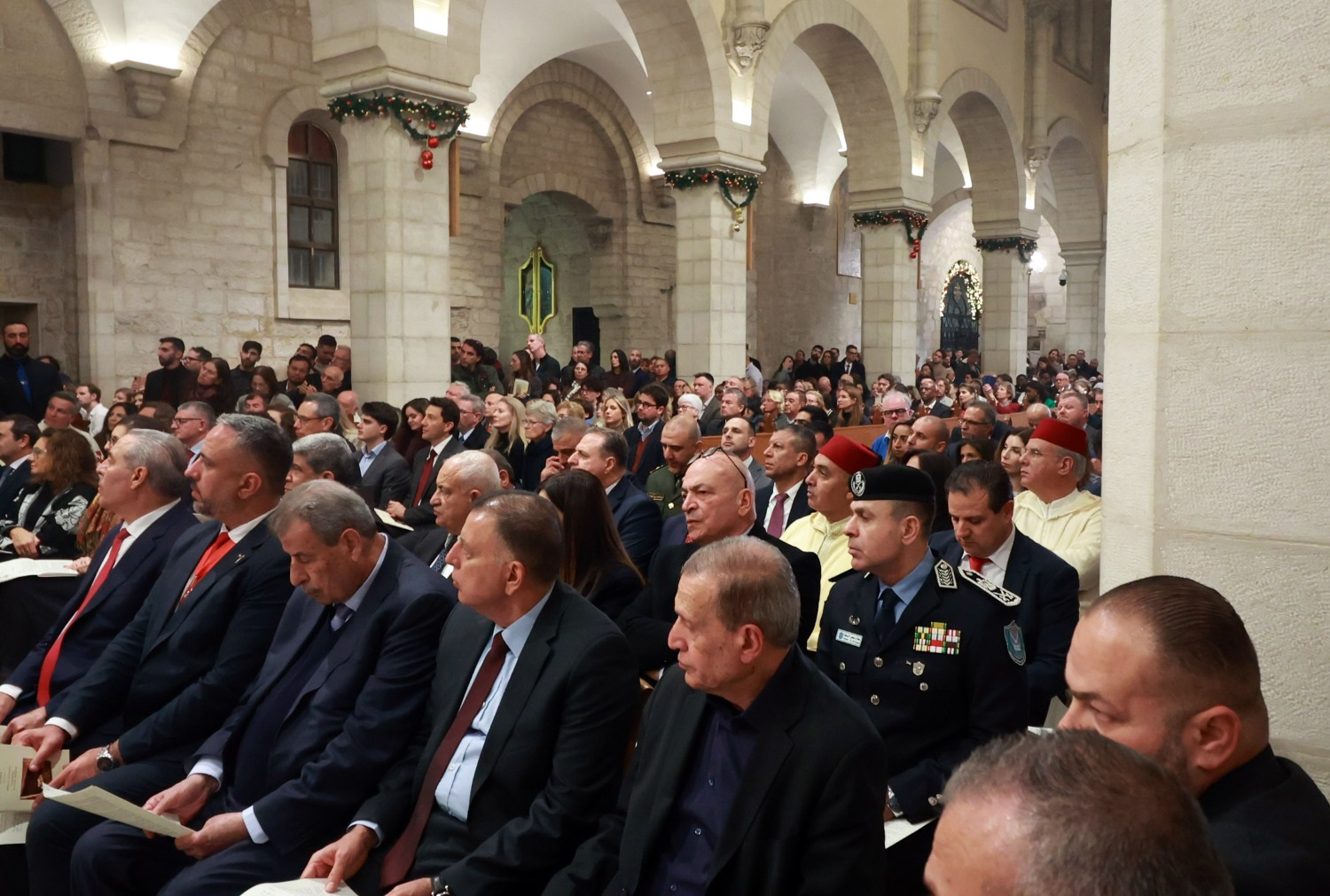 مندوبا عن الملك، وزير الداخلية يشارك بقداس منتصف الليل في كنيسة المهد ببيت لحم