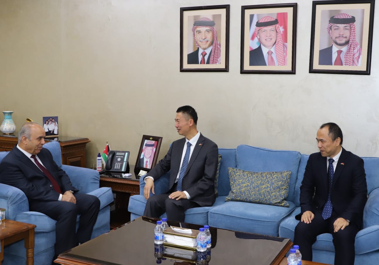 وزير التربية يبحث مع السفير الصيني تعزيز التعاون التعليمي