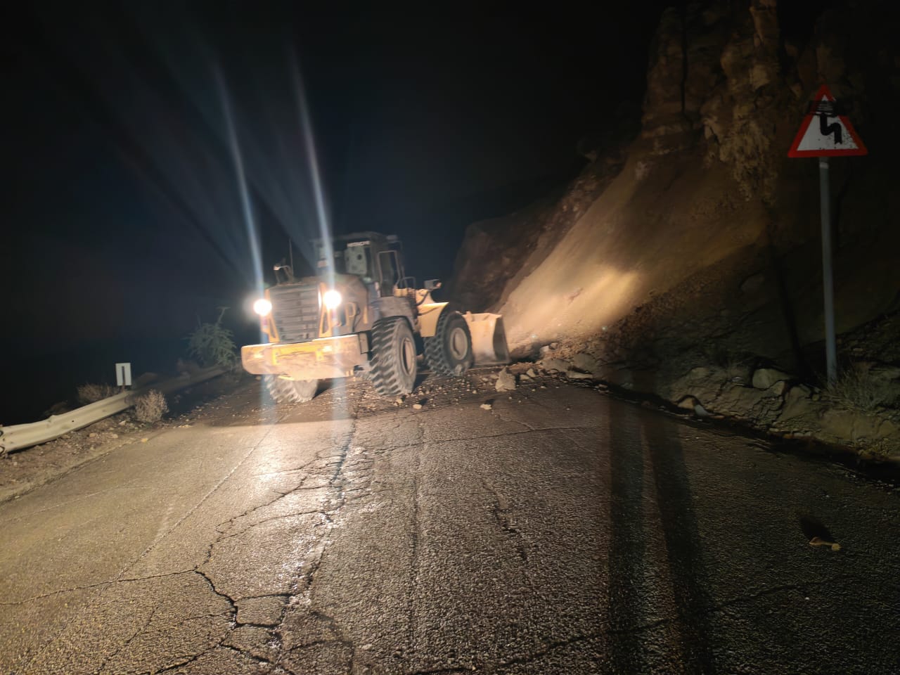 الأشغال: الفرق الميدانية تتعامل مع الحالة الجوية 