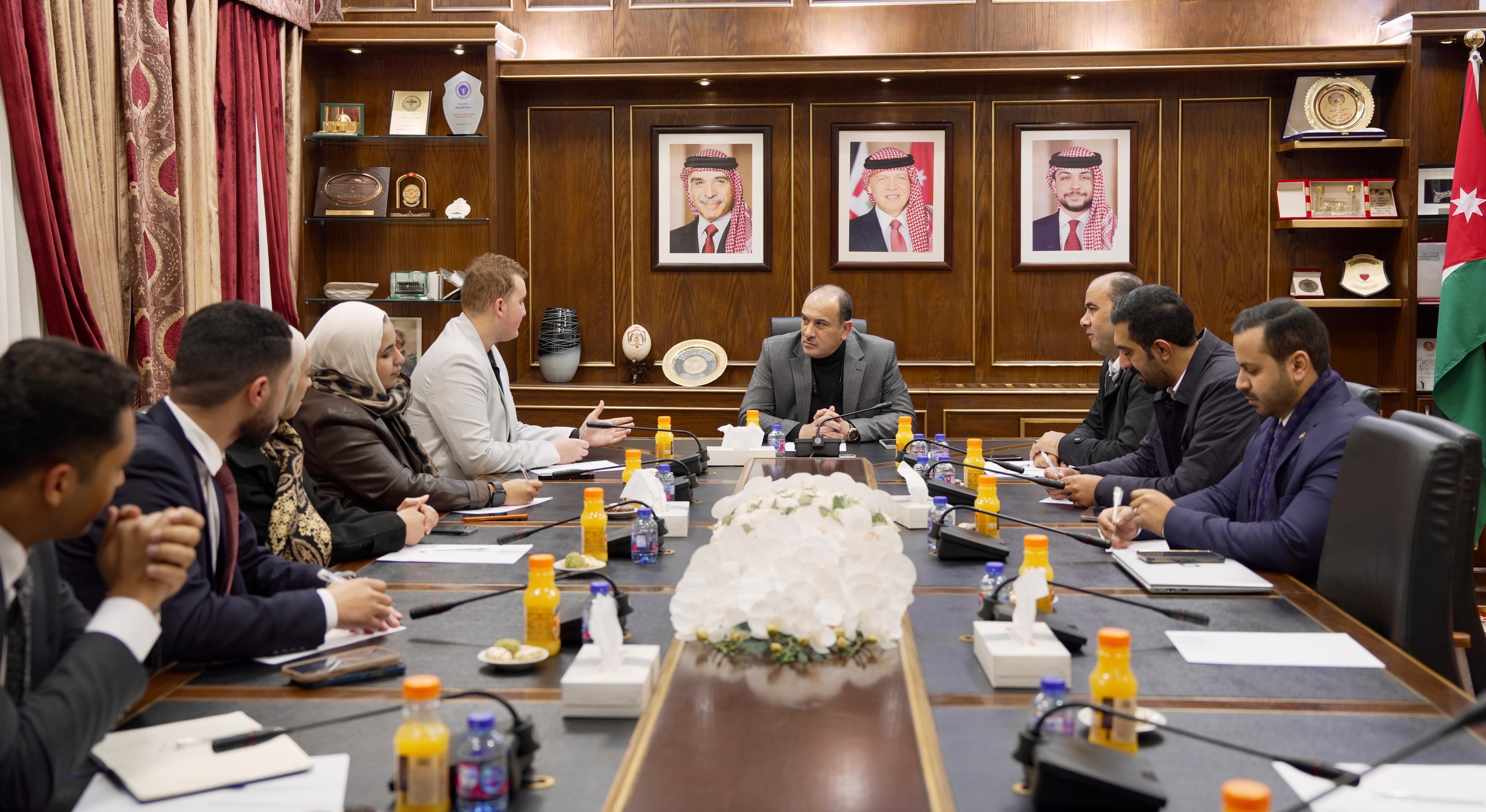  العين العياصرة يلتقي وفدا من مبادرة مجلس الشباب 