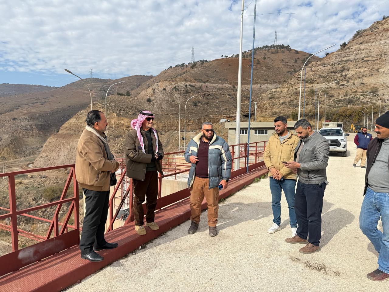 وزير المياه يطلع على منشأة سد الملك طلال