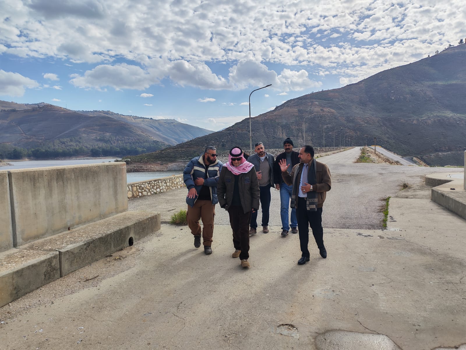 وزير المياه يطلع على منشأة سد الملك طلال