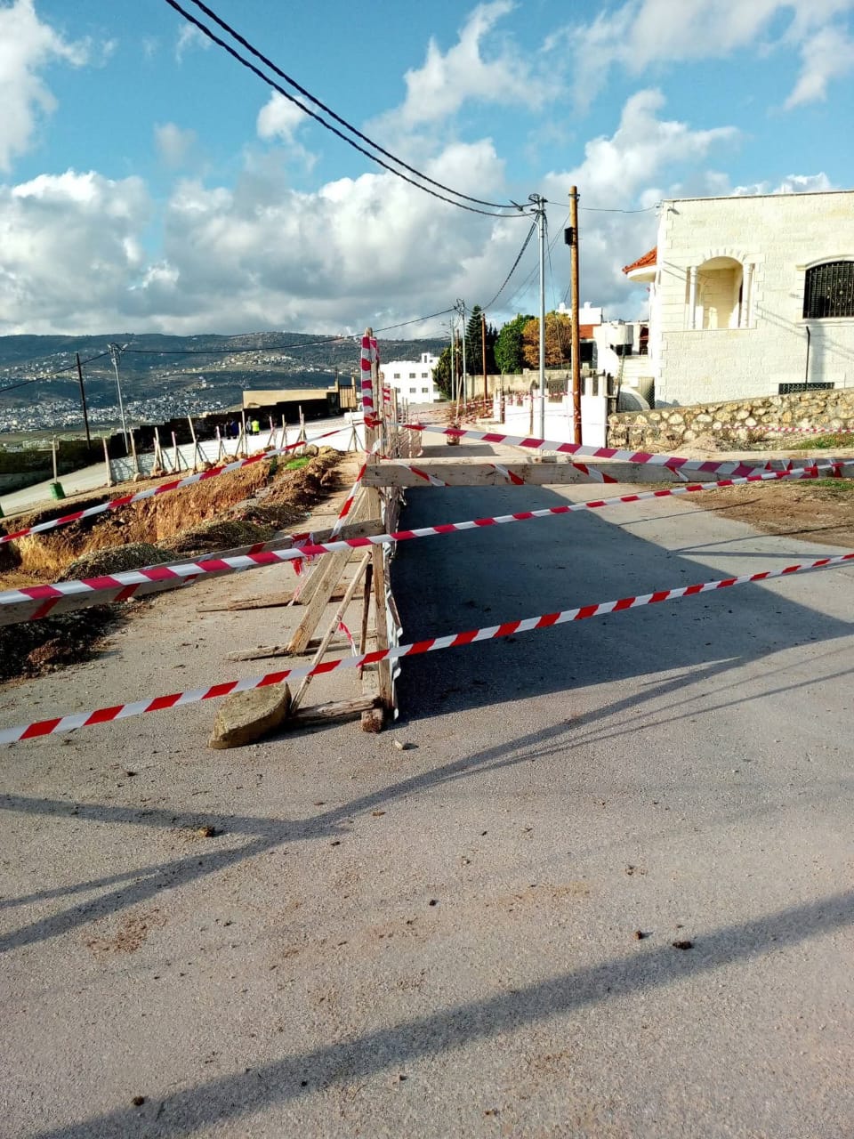 جرش: إغلاق مؤقت لطريق الجبل الأخضر إثر انهيار في إحدى الحفريات الإنشائية