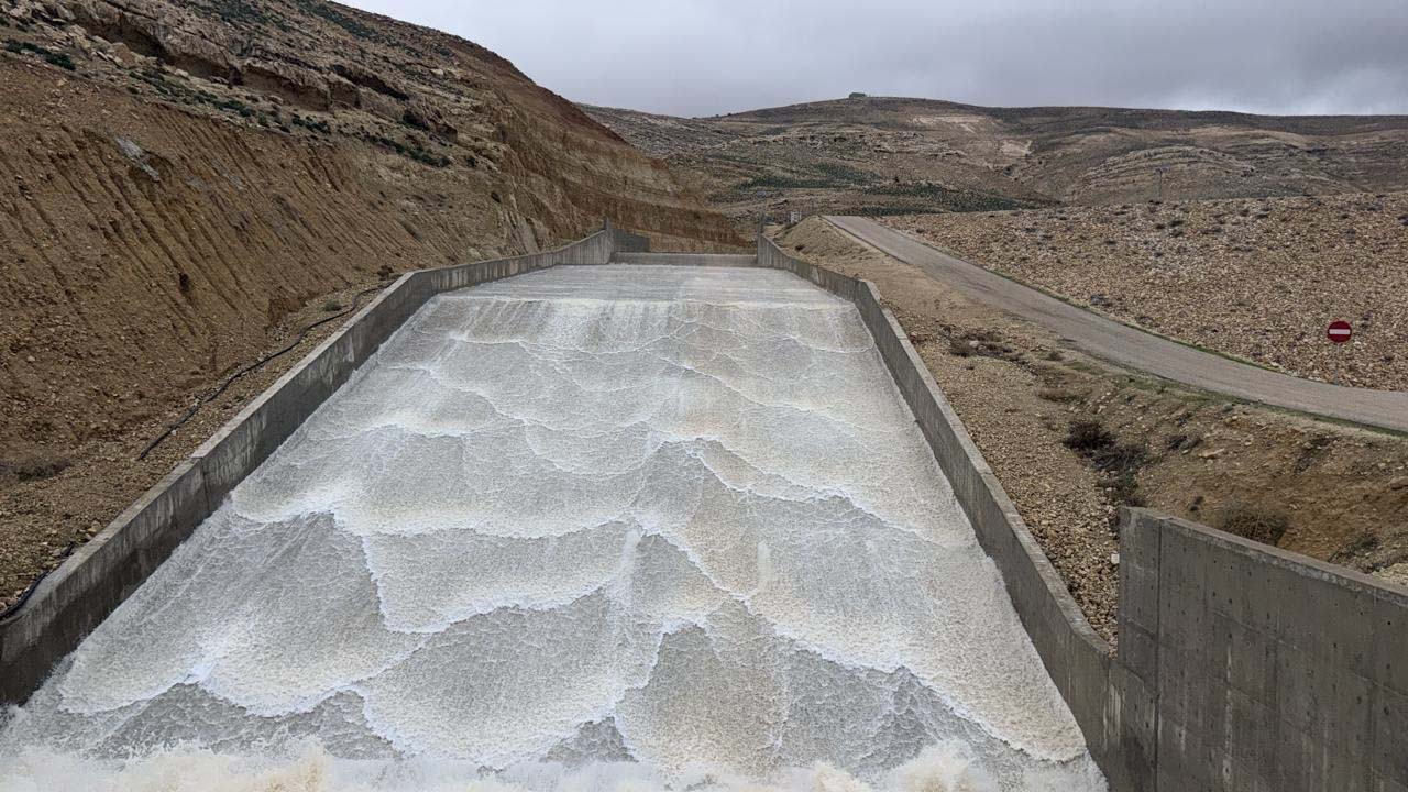 الحيصه يتفقد سد زرقاء ماعين بعد وصوله إلى طاقته الاستيعابية الكاملة 
