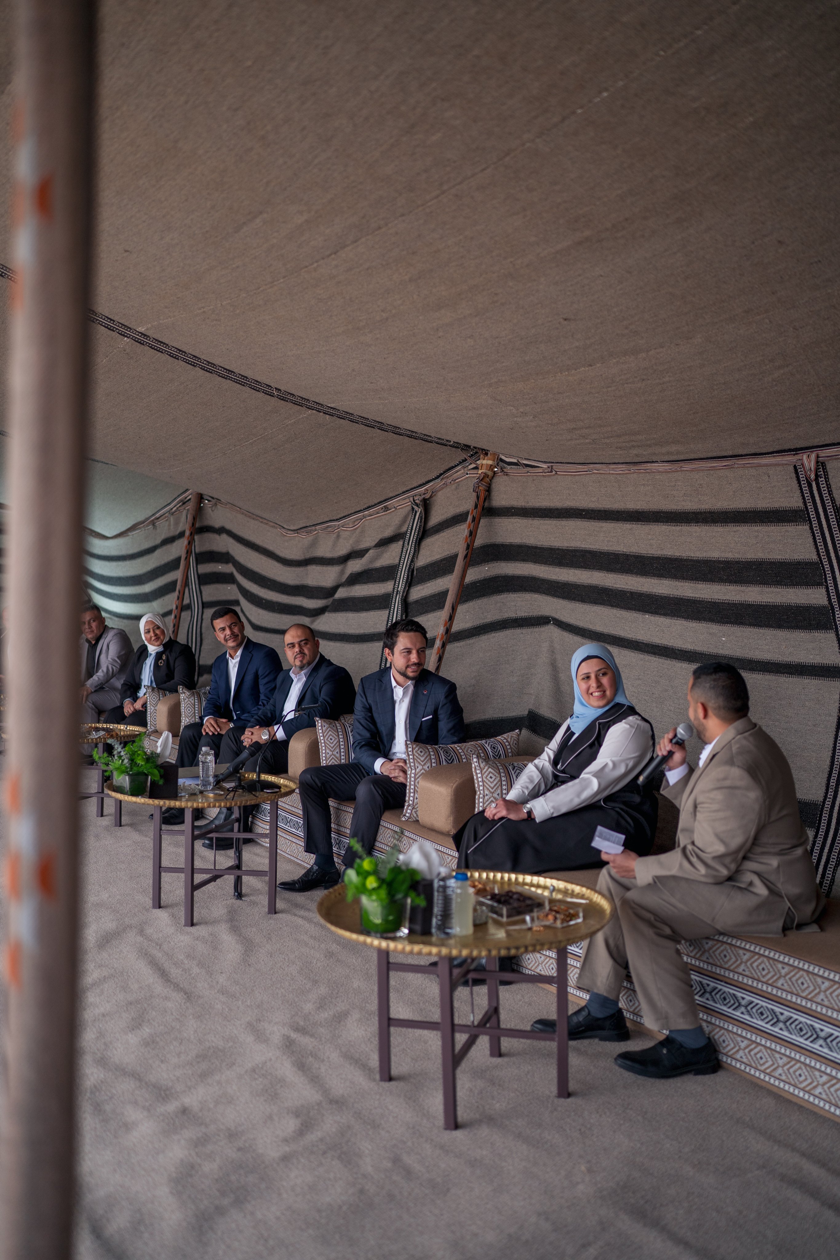 ولي العهد يلتقي شبابا وشابات من محافظة العقبة