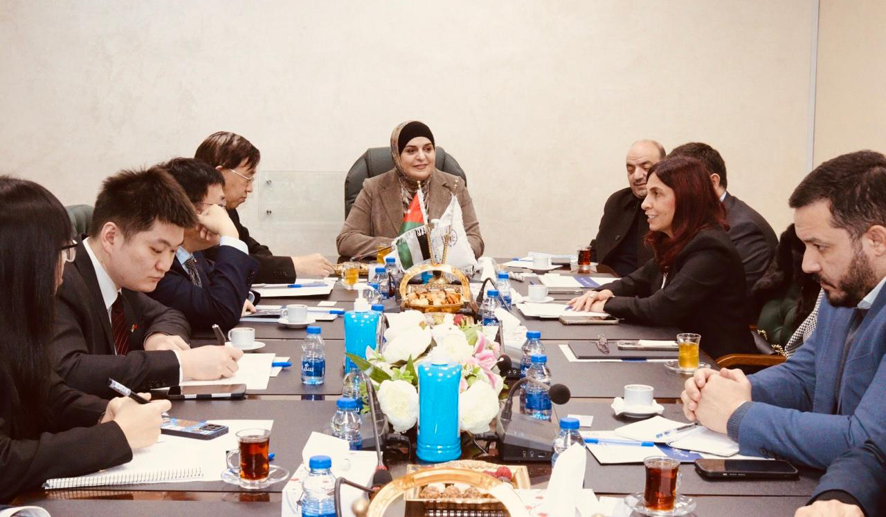 بحث تعزيز التعاون مع الصين في قطاعات الغذاء والدواء والمستلزمات الطبية 